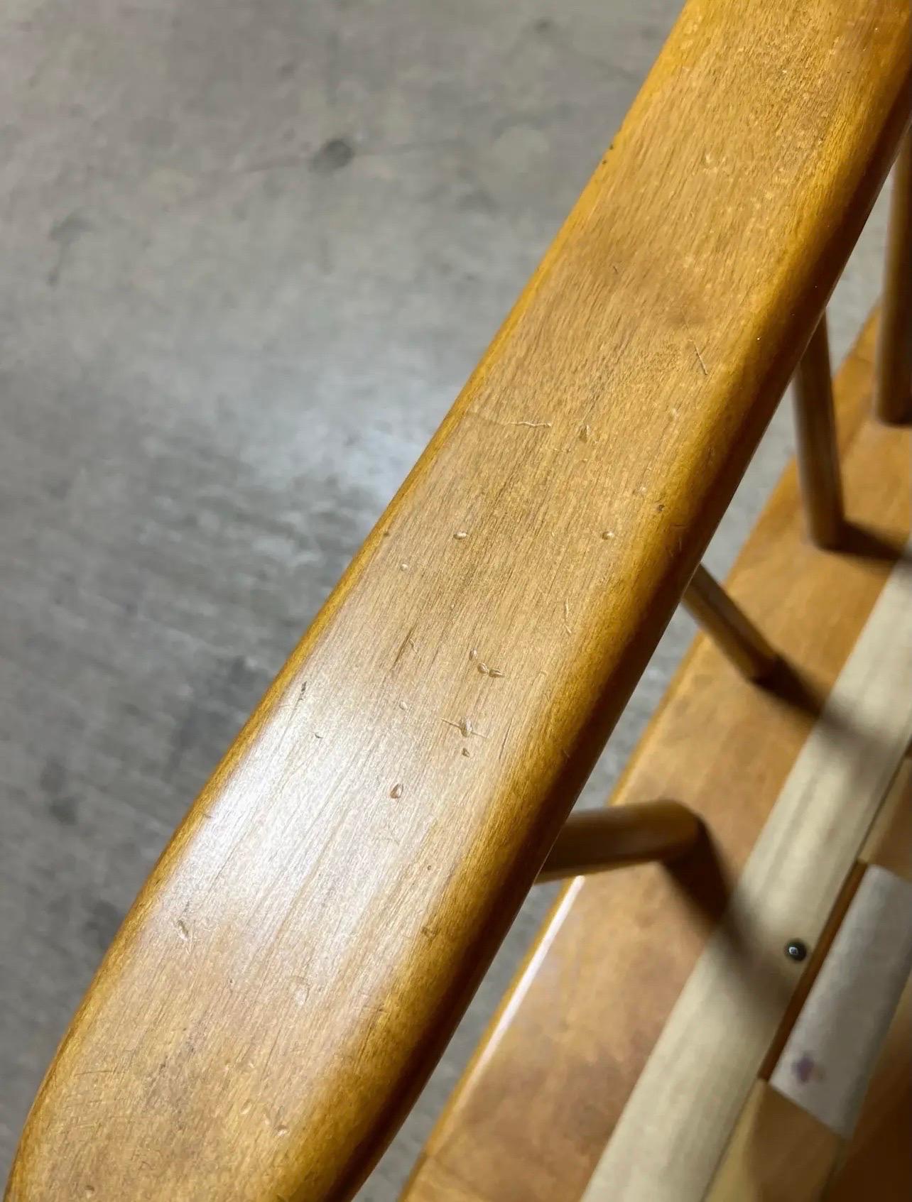 Silla de salón con husillo Conant Ball de arce de mediados de siglo en venta 2