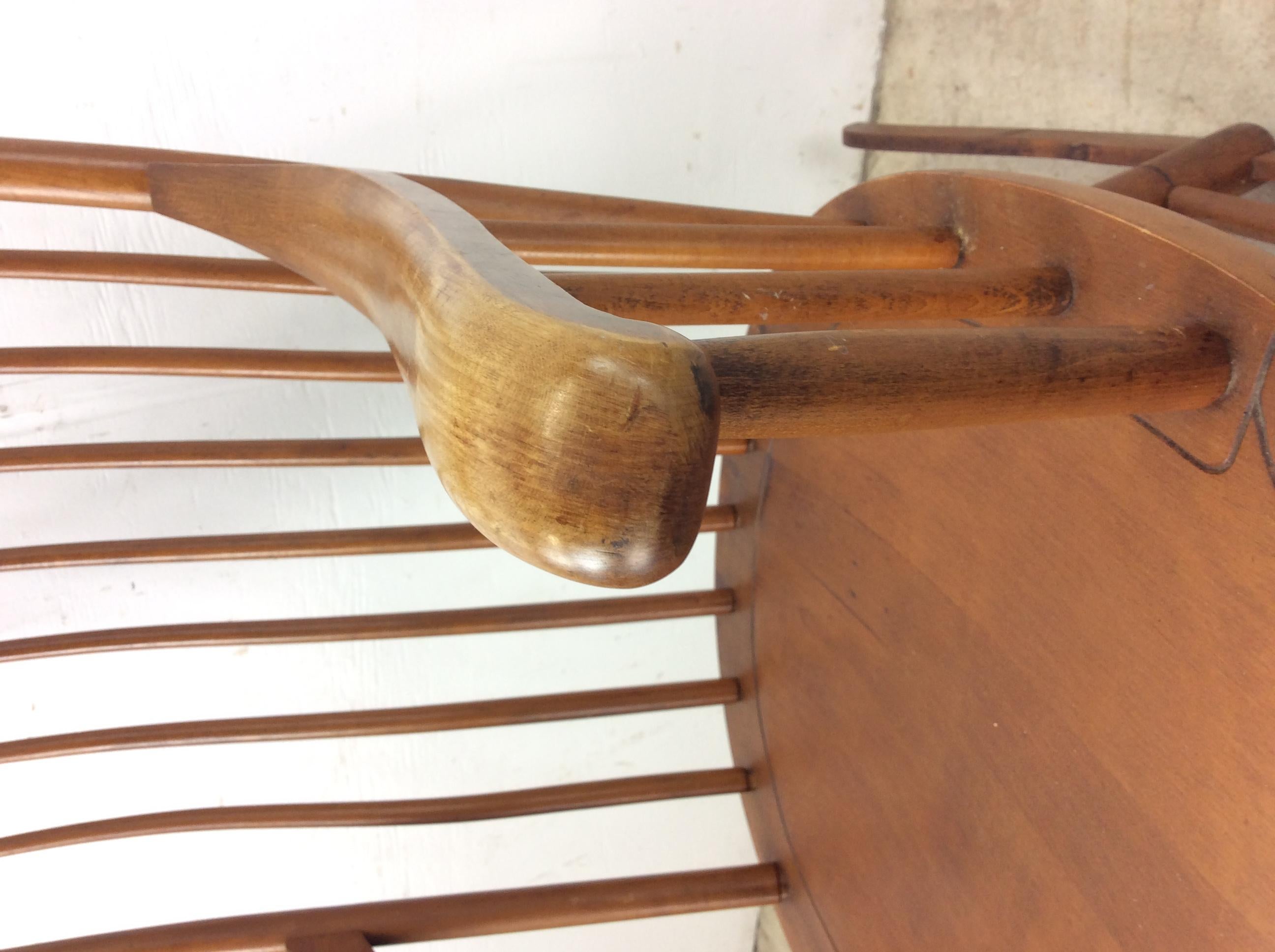 Silla mecedora de arce de mediados de siglo con respaldo de husillo en venta 3