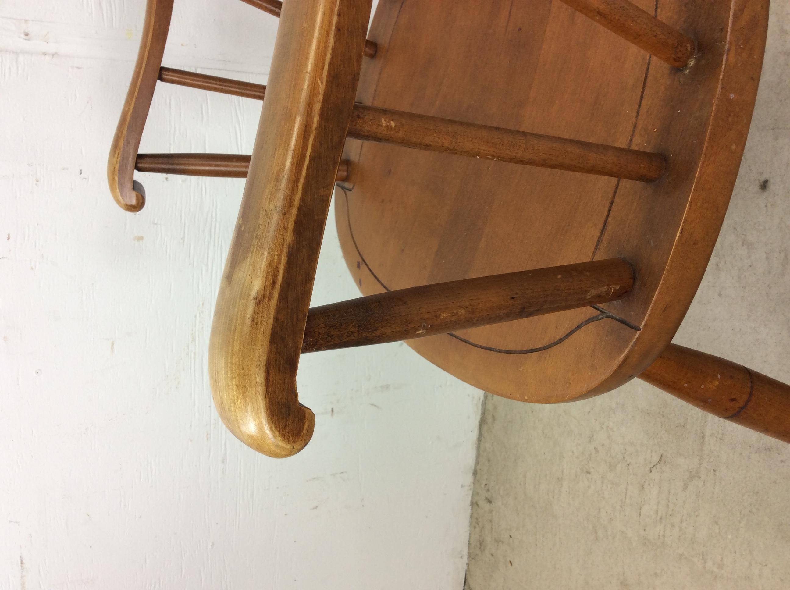 Silla mecedora de arce de mediados de siglo con respaldo de husillo en venta 6