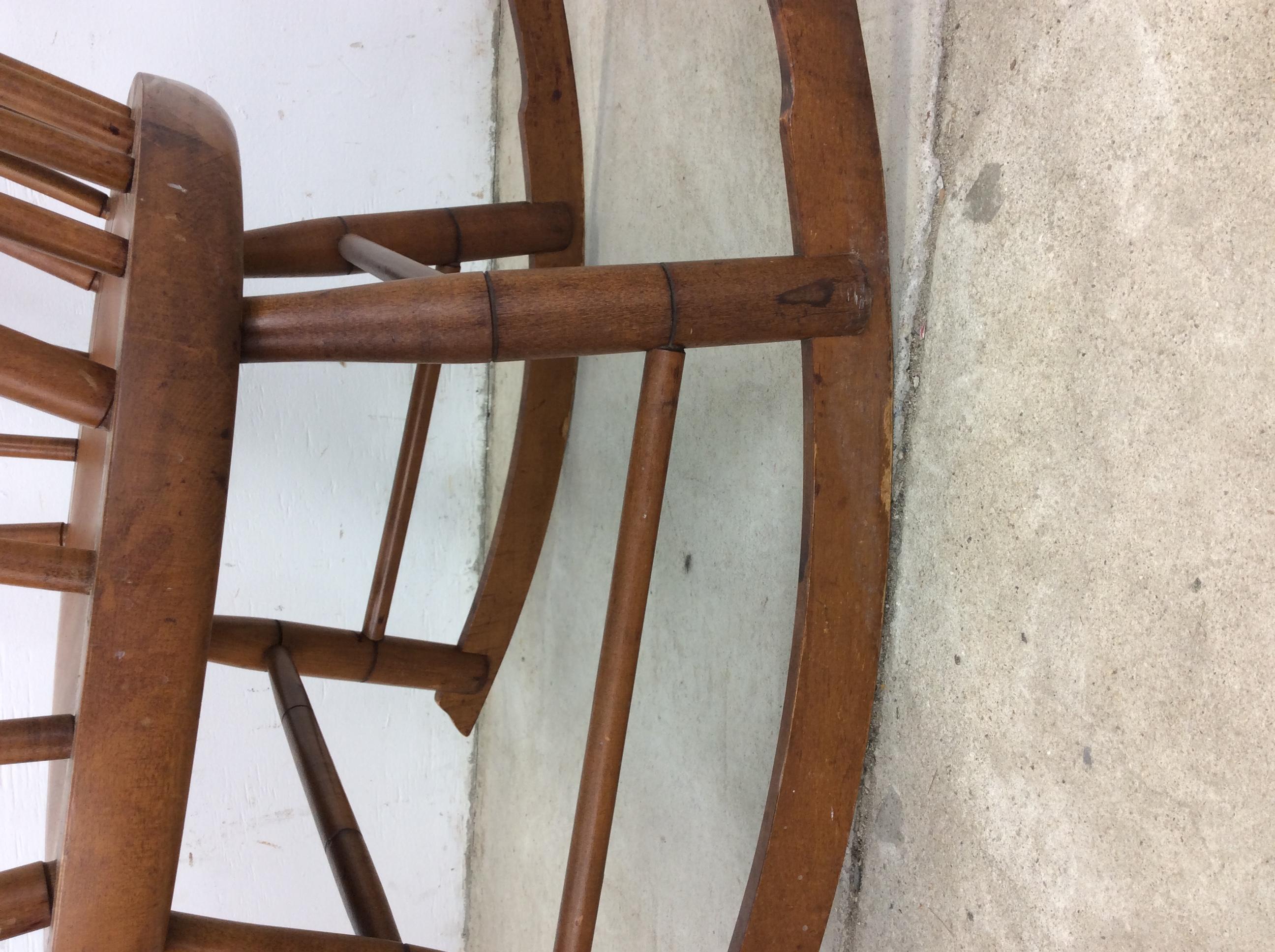 Silla mecedora de arce de mediados de siglo con respaldo de husillo en venta 7
