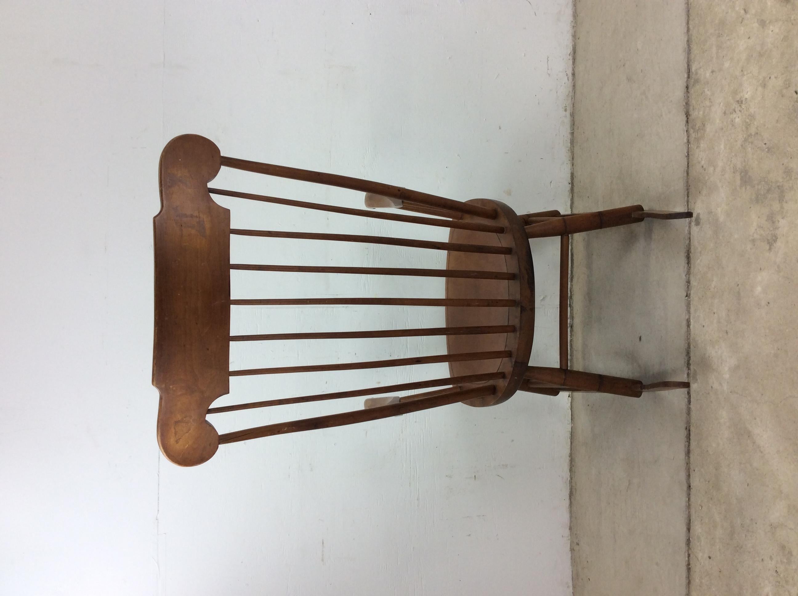 Silla mecedora de arce de mediados de siglo con respaldo de husillo en venta 8