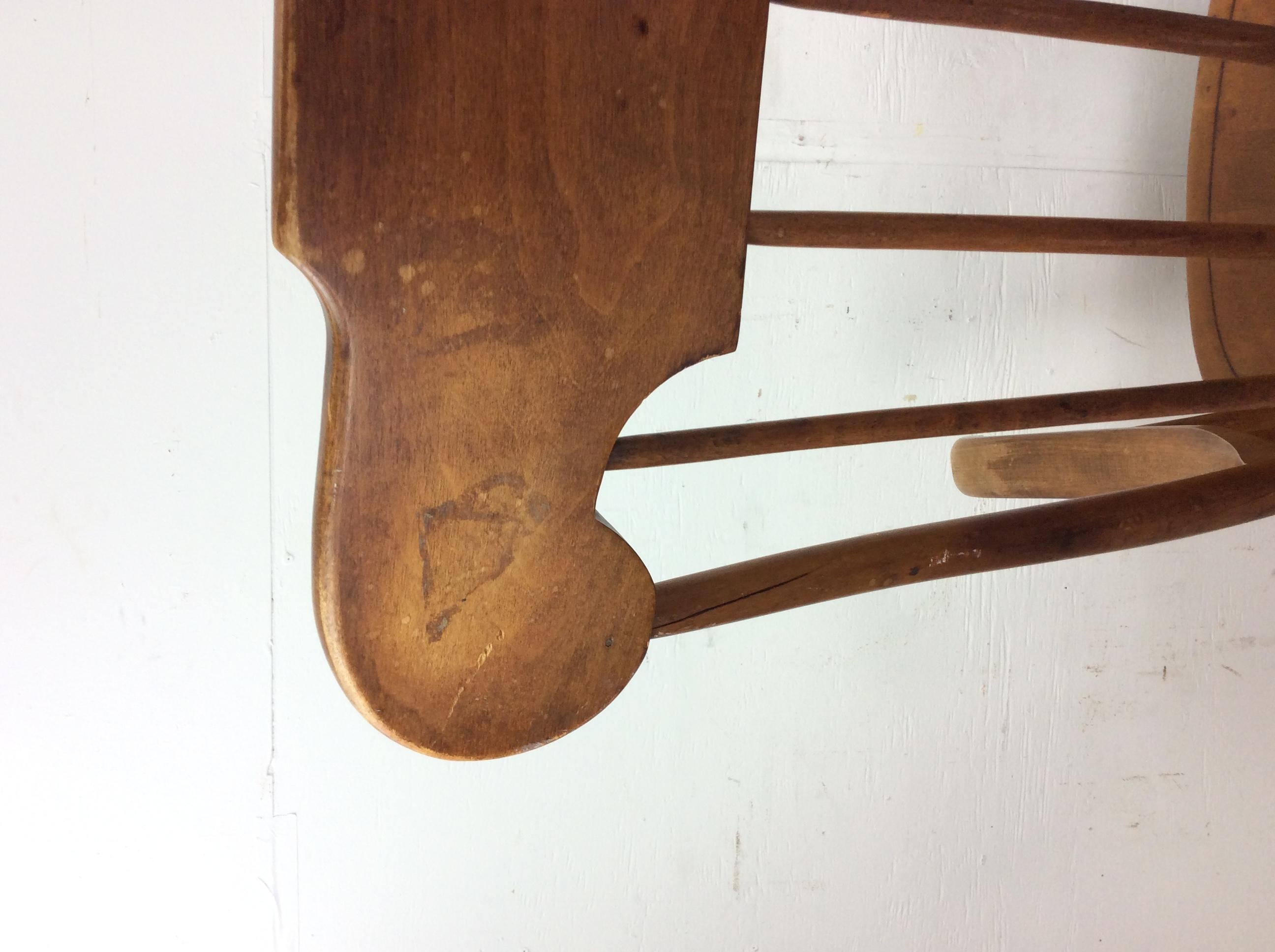 Silla mecedora de arce de mediados de siglo con respaldo de husillo en venta 9