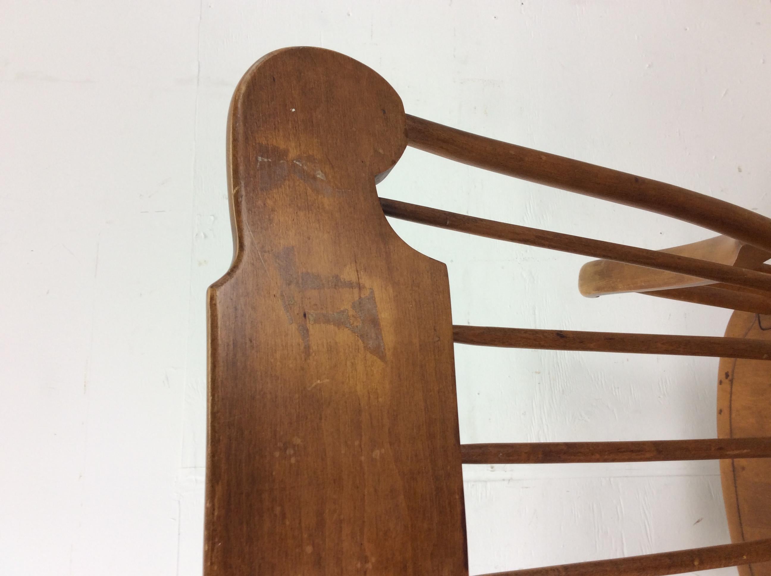 Silla mecedora de arce de mediados de siglo con respaldo de husillo en venta 10