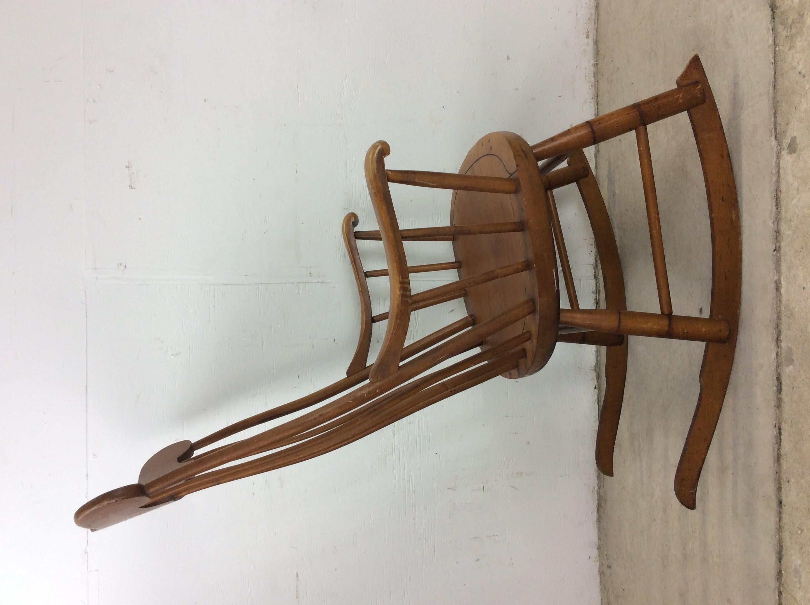 Silla mecedora de arce de mediados de siglo con respaldo de husillo en venta 11