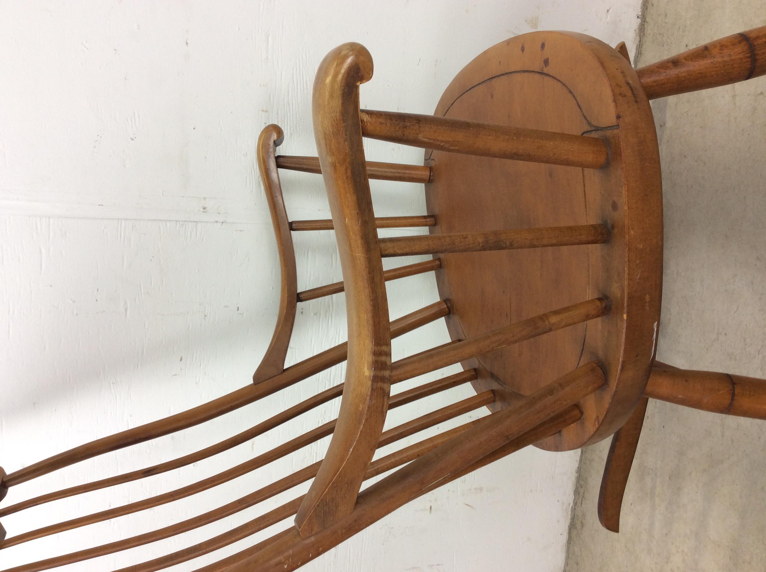 Silla mecedora de arce de mediados de siglo con respaldo de husillo en venta 12