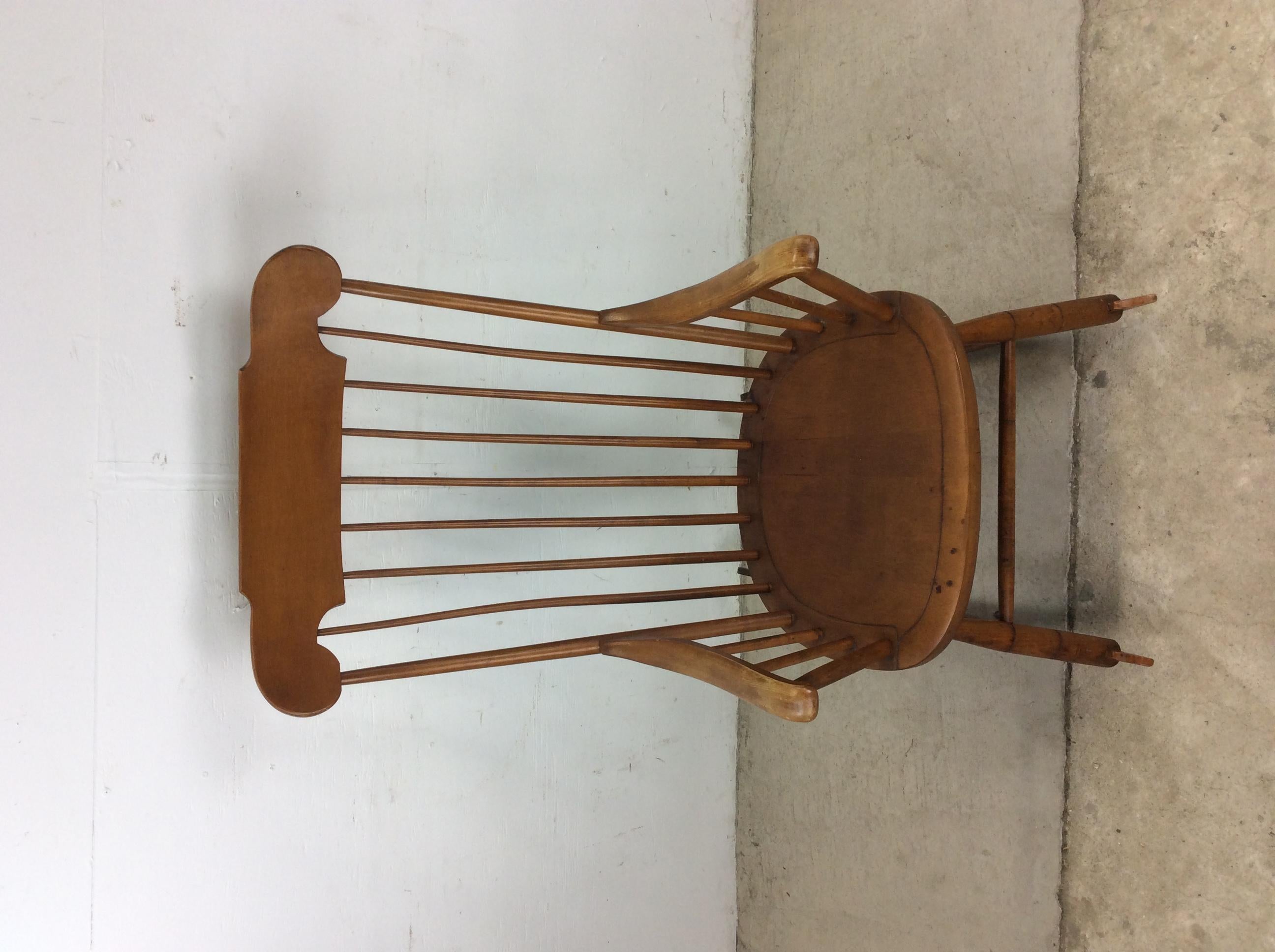 Silla mecedora de arce de mediados de siglo con respaldo de husillo artesano estadounidense en venta