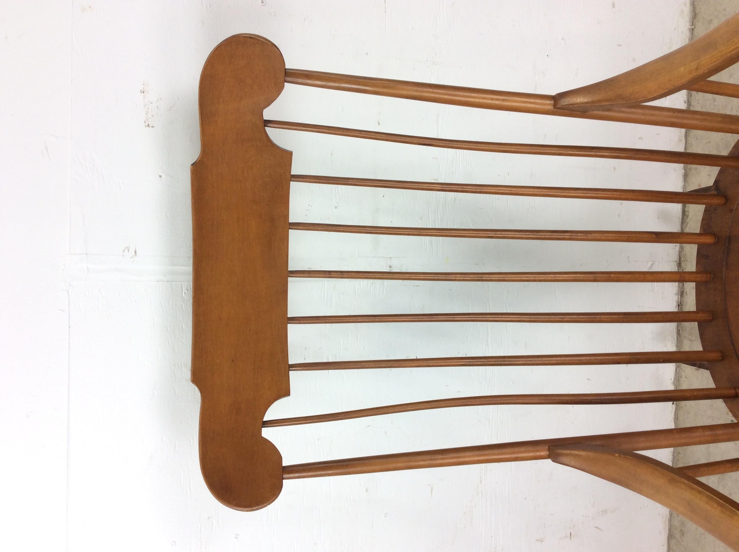 Silla mecedora de arce de mediados de siglo con respaldo de husillo Estadounidense en venta