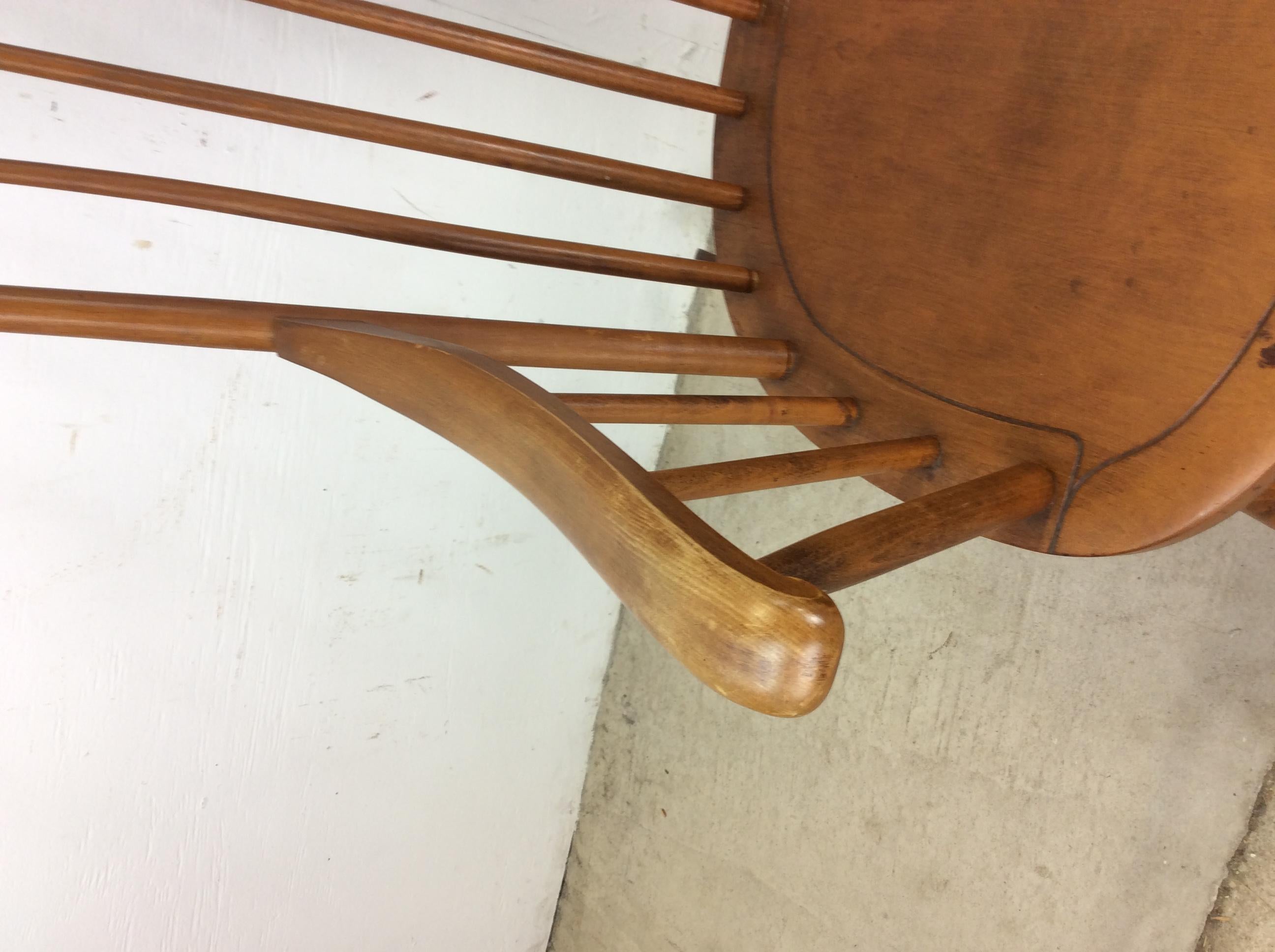 Silla mecedora de arce de mediados de siglo con respaldo de husillo siglo XX en venta