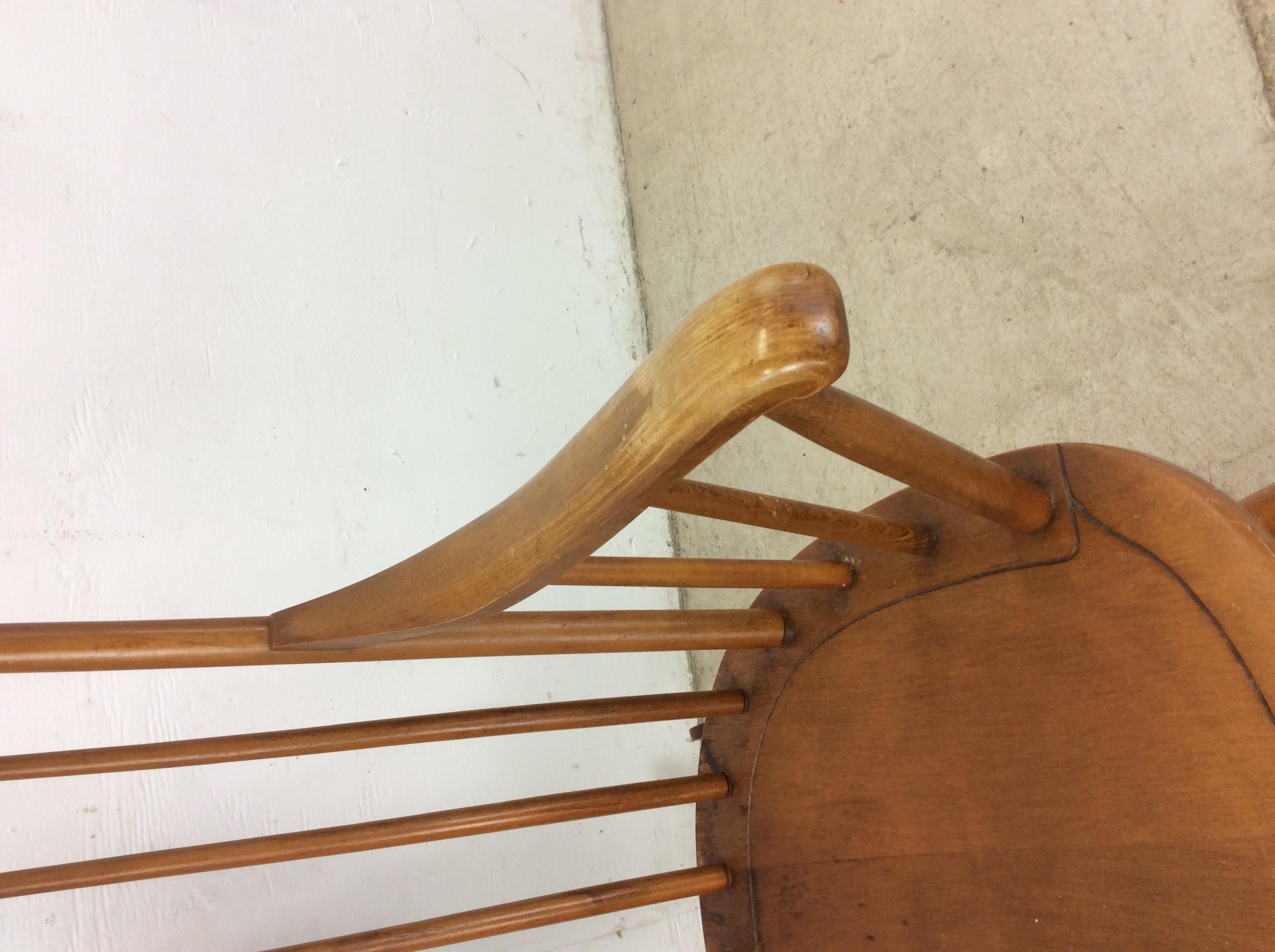 Silla mecedora de arce de mediados de siglo con respaldo de husillo Arce en venta