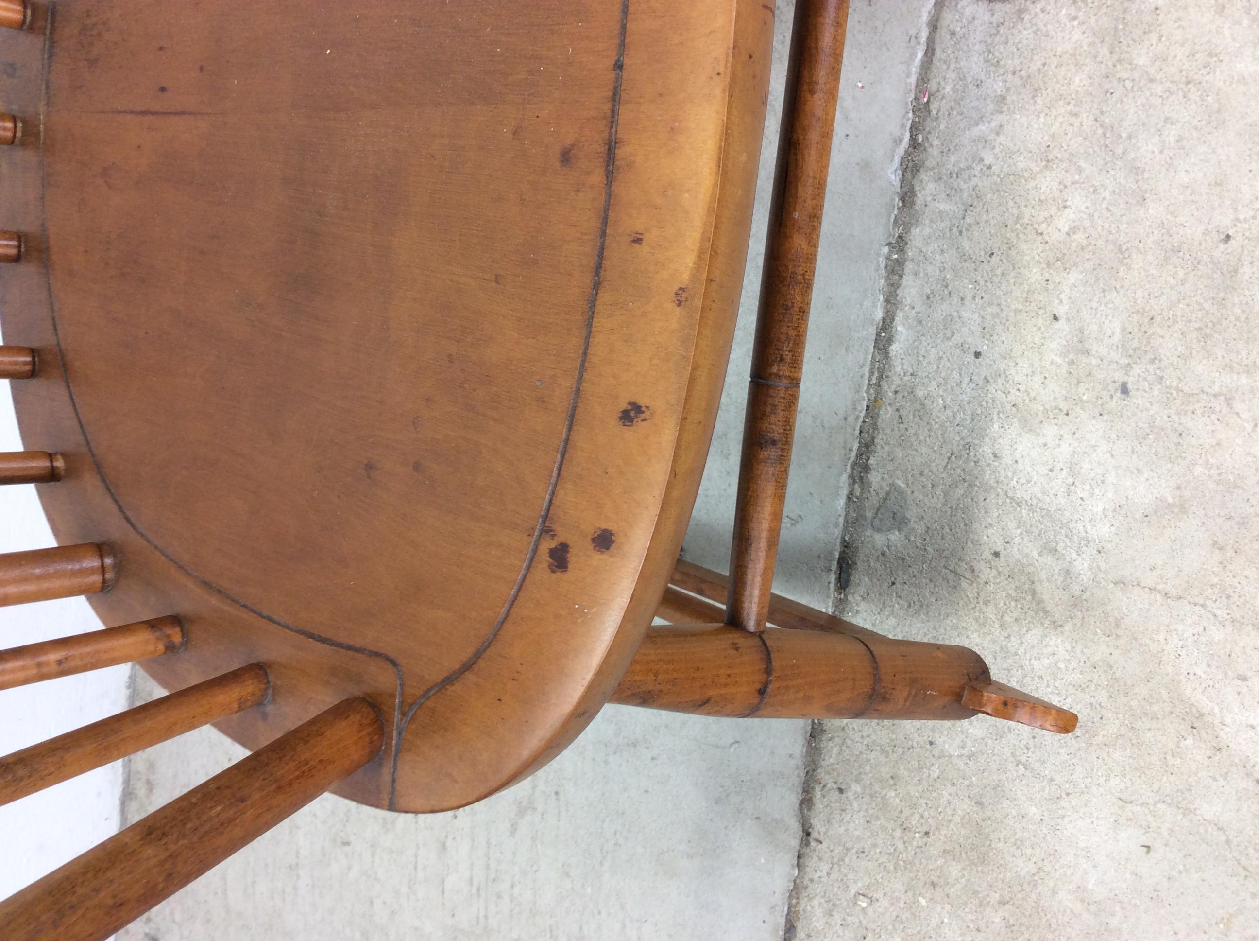 Silla mecedora de arce de mediados de siglo con respaldo de husillo en venta 1