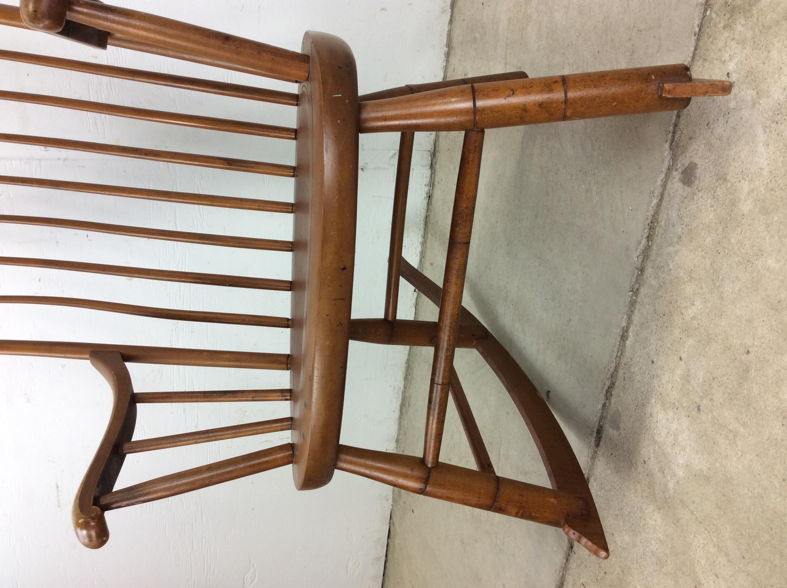 Silla mecedora de arce de mediados de siglo con respaldo de husillo en venta 2