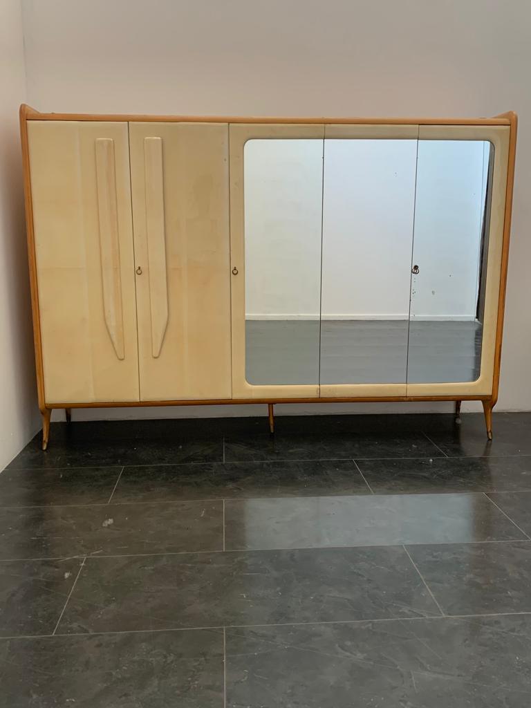 Midcentury Maple wardrobe with brass tips.
In the style of Silvio Cavatorta. Piece attributed to the above designer/maker. It has no hallmark or proof of authenticity, but is documented in design history.
Packaging with bubble wrap and cardboard