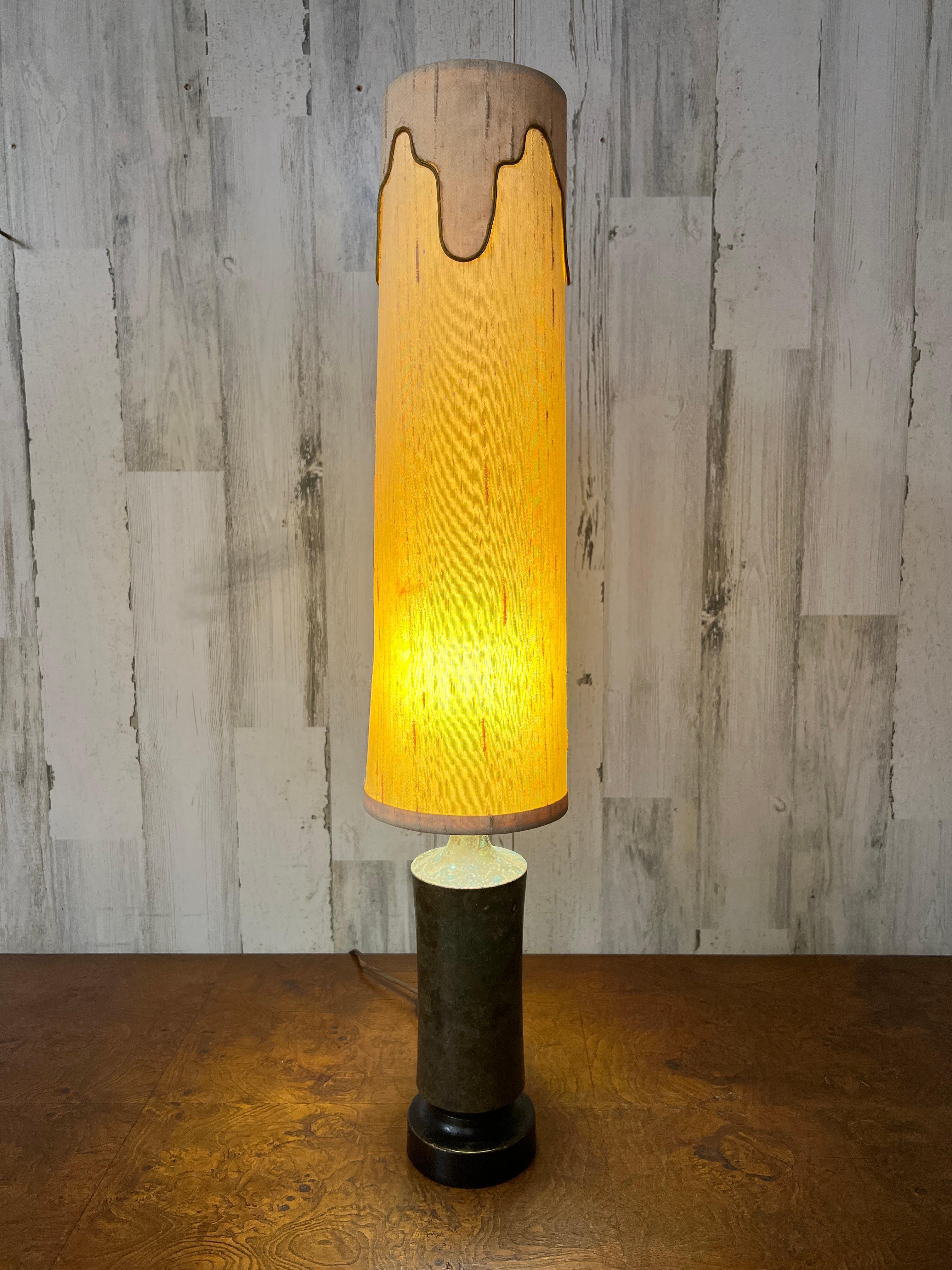 Mid-Century Modern Lampe à poser en bois et marbre du milieu du siècle en vente
