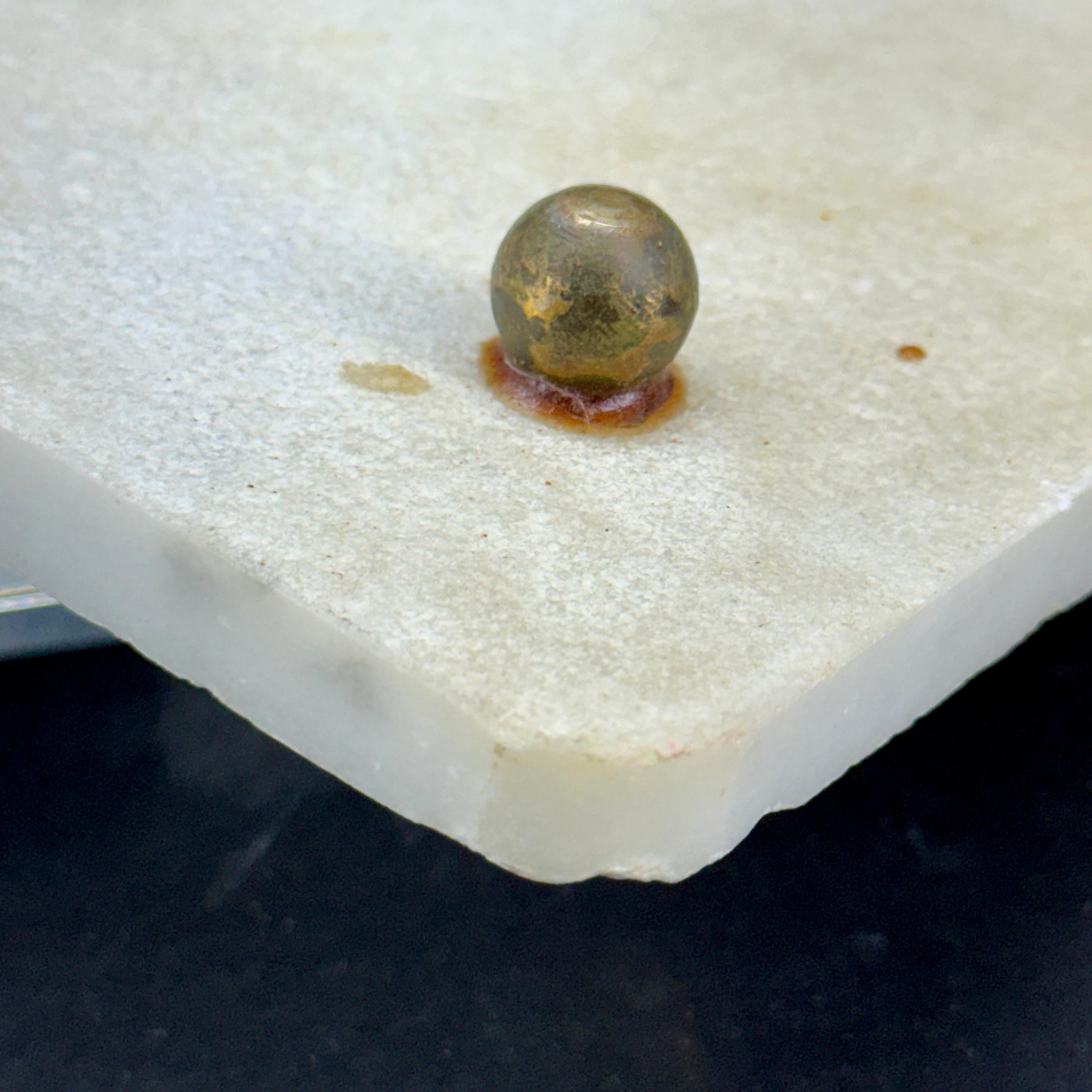 Piedistallo in marmo, ottone e lucite spessa di metà secolo in vendita 2