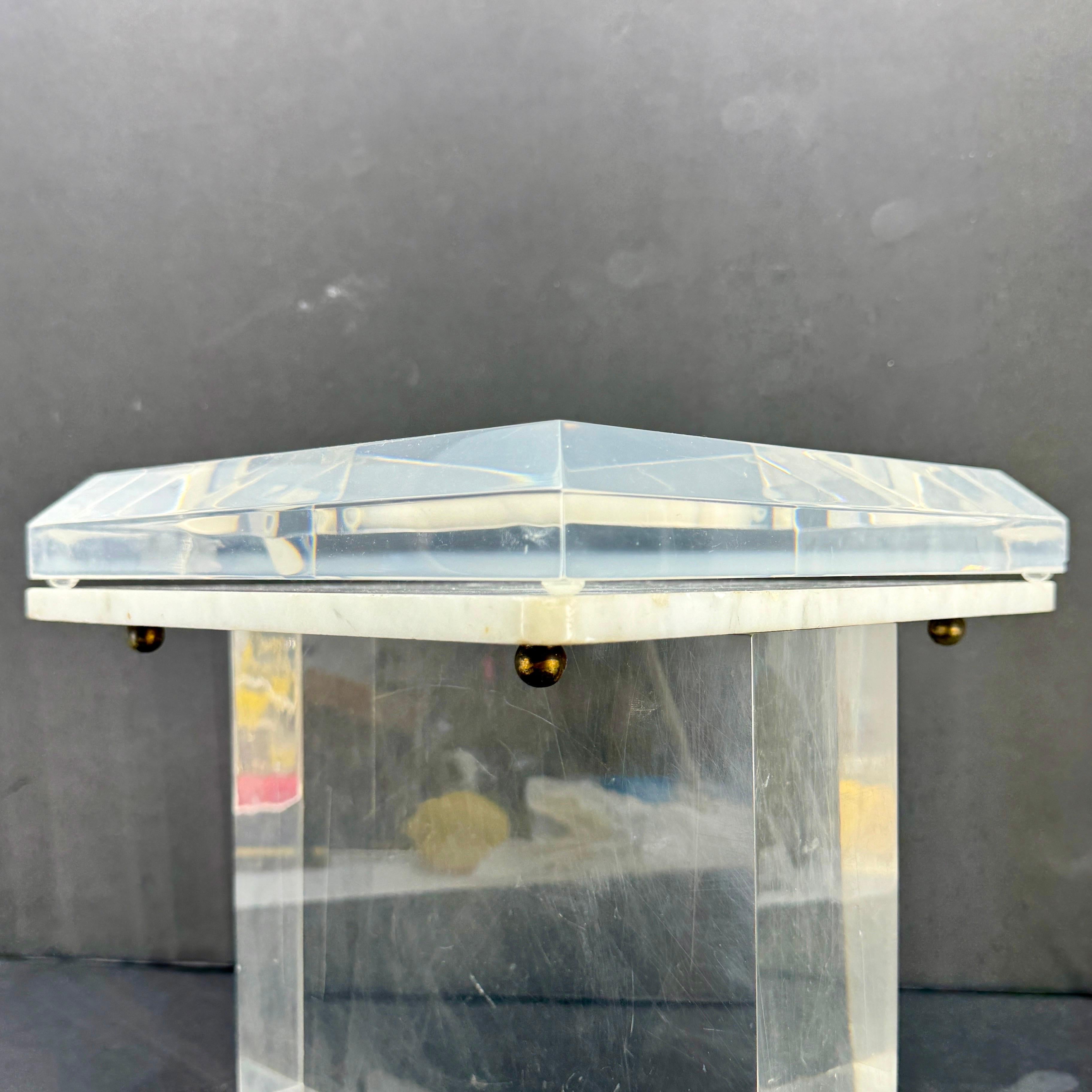 Piedistallo in marmo, ottone e lucite spessa di metà secolo in vendita 3