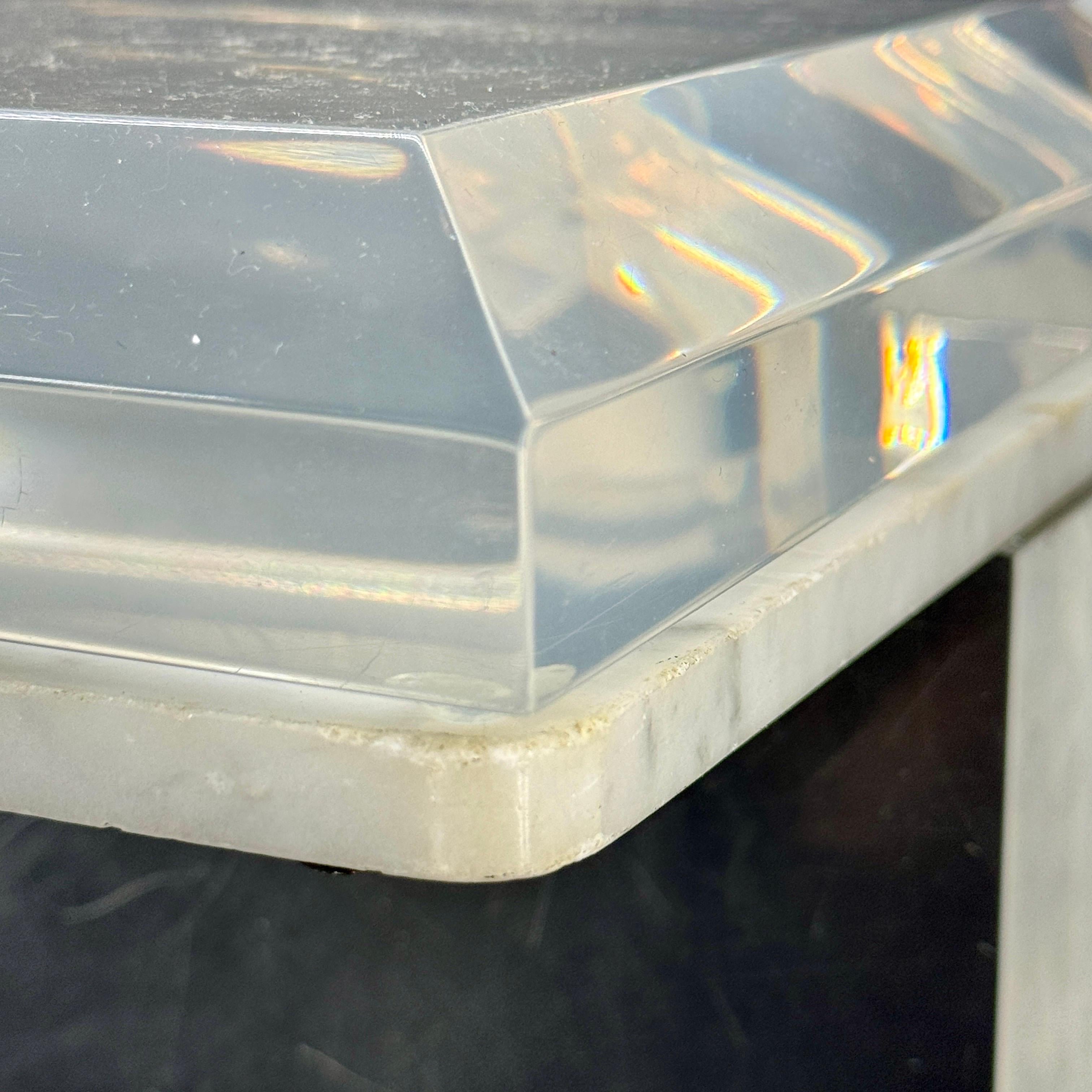 Piedistallo in marmo, ottone e lucite spessa di metà secolo in vendita 4