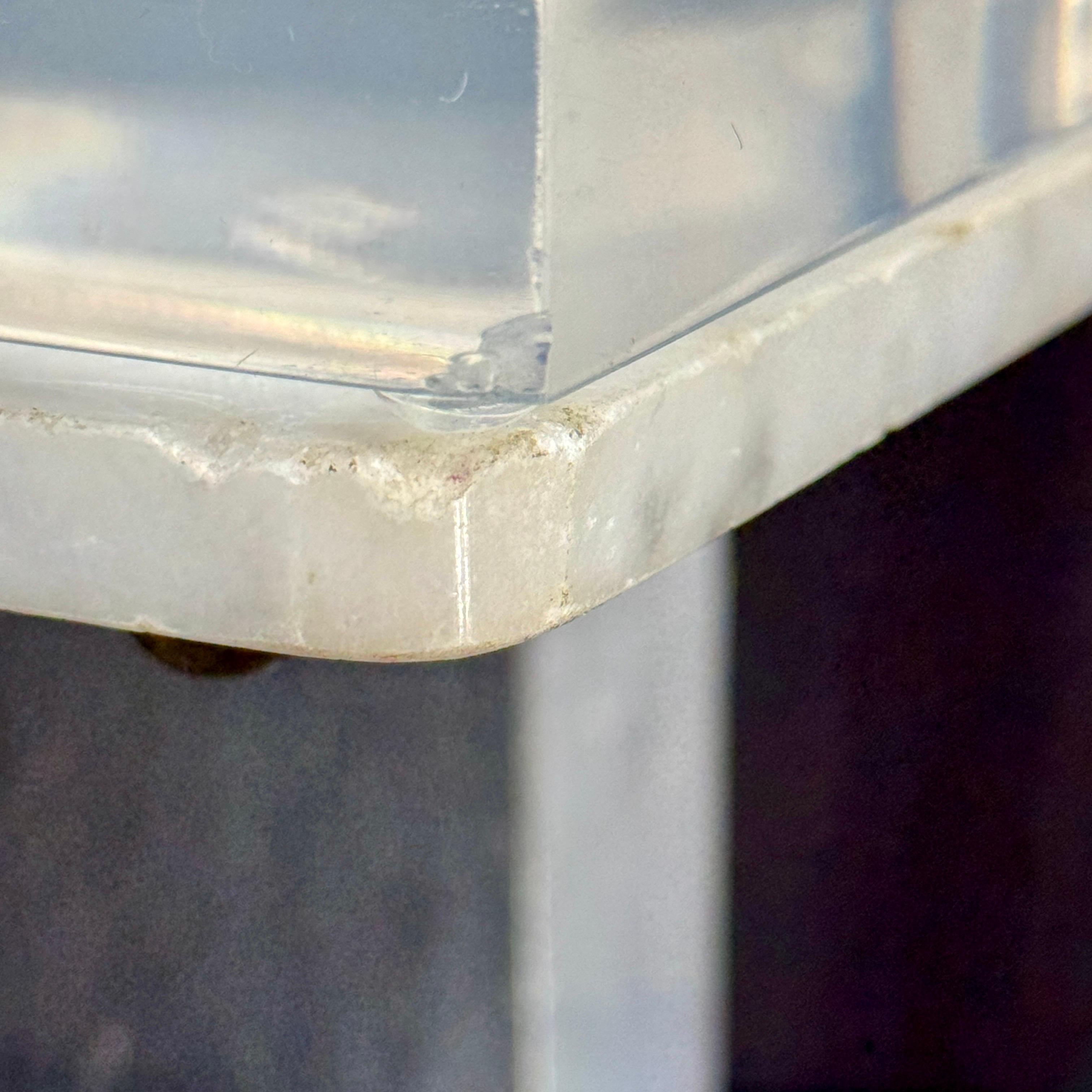 Piedistallo in marmo, ottone e lucite spessa di metà secolo in vendita 5
