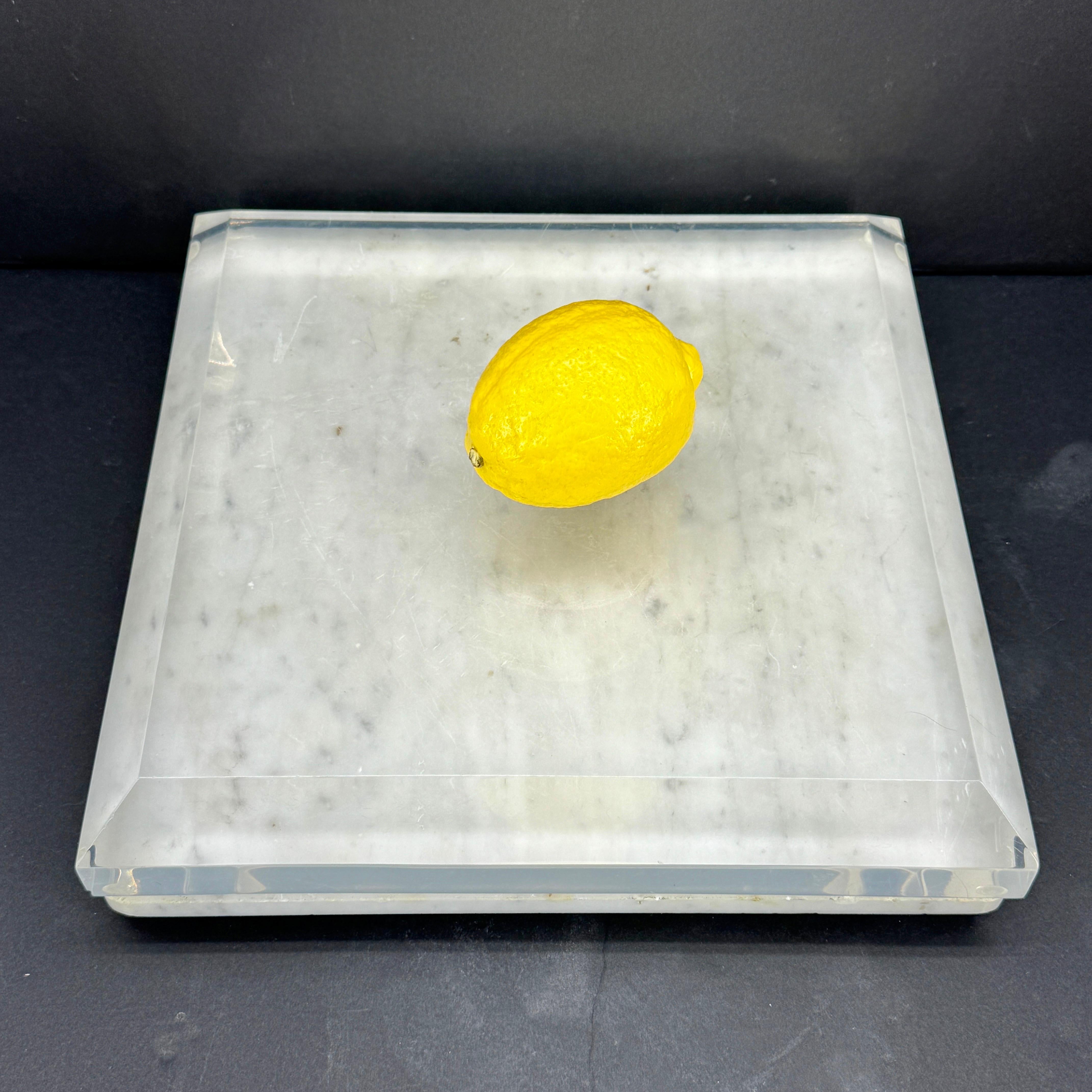 Scultura con piedistallo da tavolo rettangolare di metà secolo. Un pezzo di lucite e marmo degli anni '60, spesso 1,5