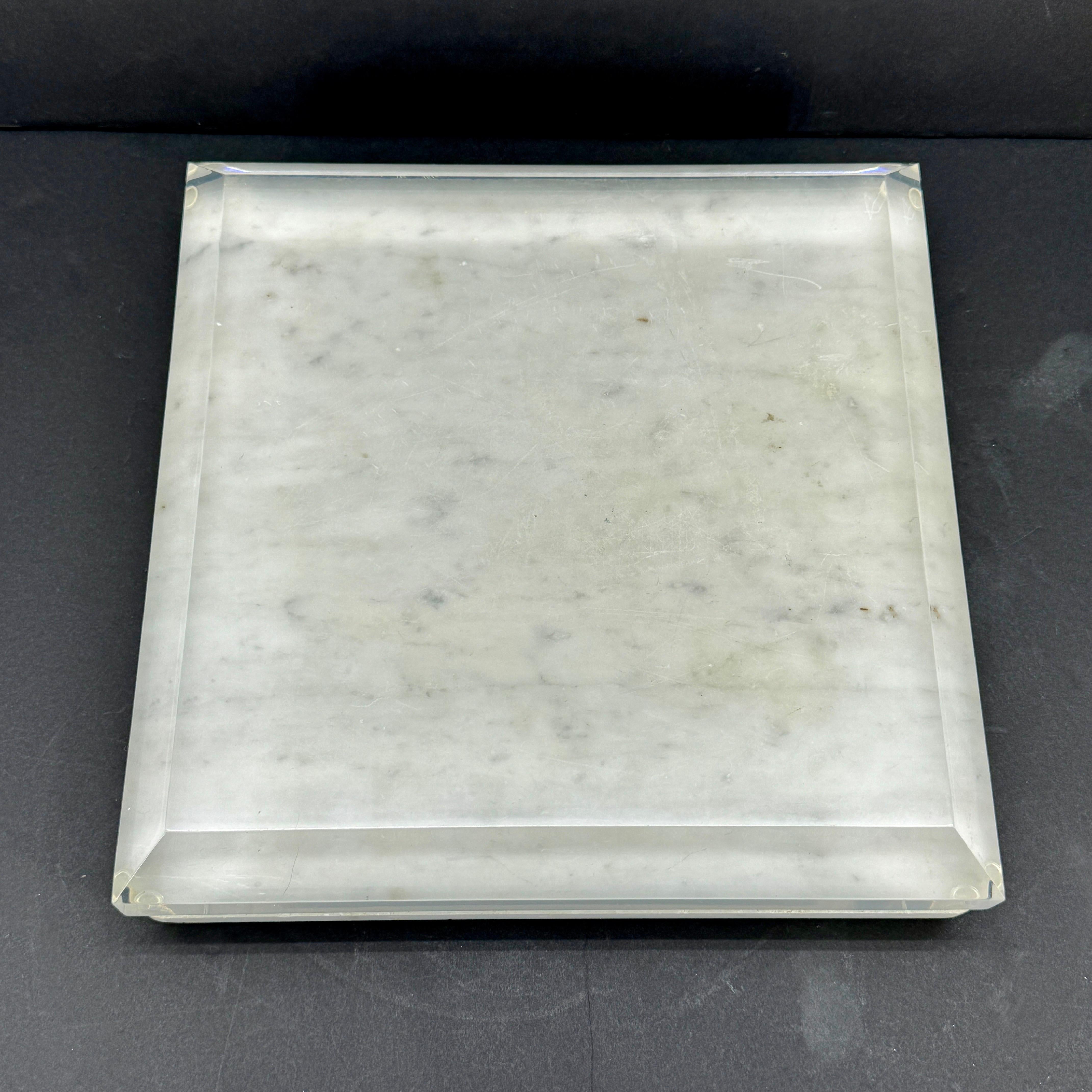 Piedistallo in marmo, ottone e lucite spessa di metà secolo In condizioni buone in vendita a Haddonfield, NJ