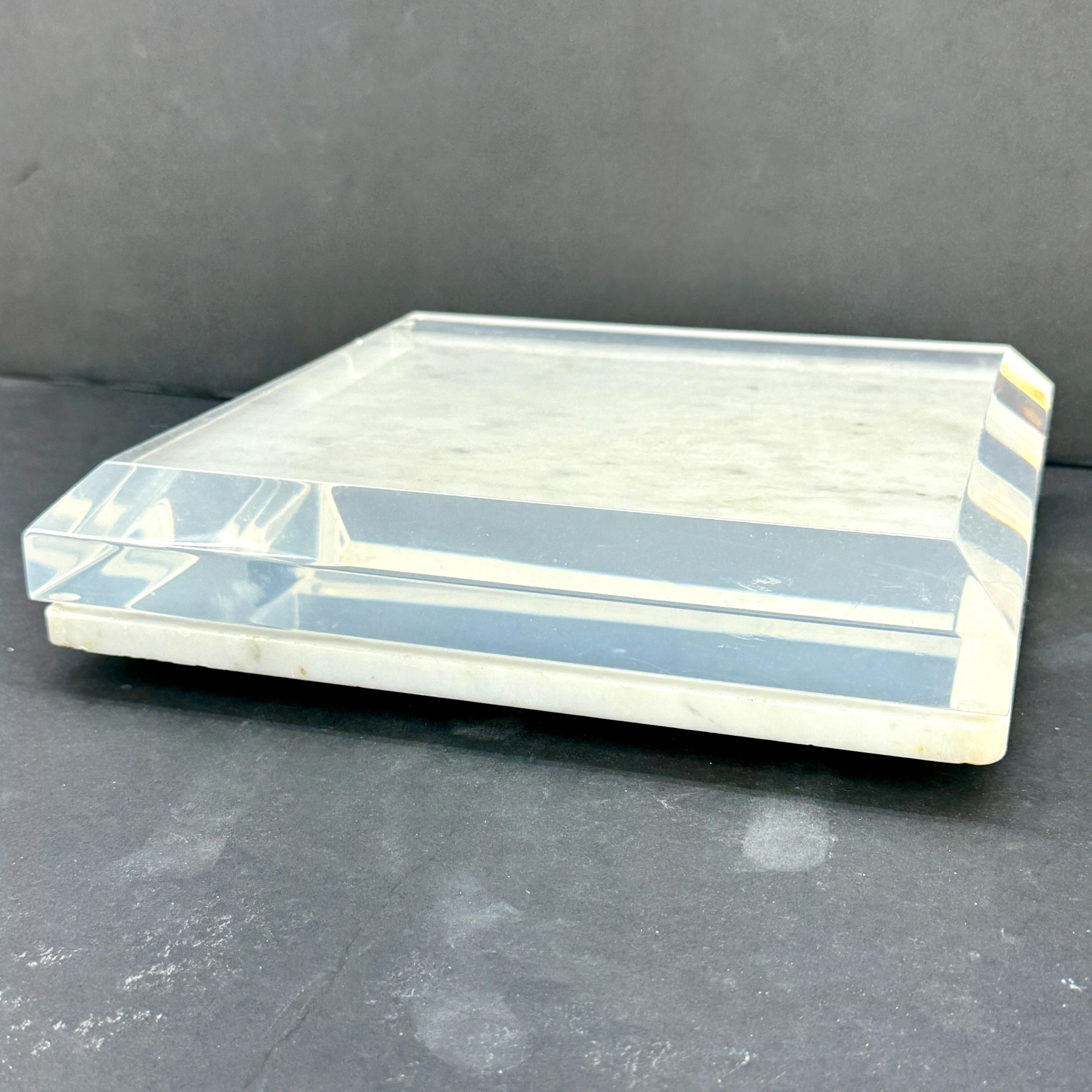 XX secolo Piedistallo in marmo, ottone e lucite spessa di metà secolo in vendita