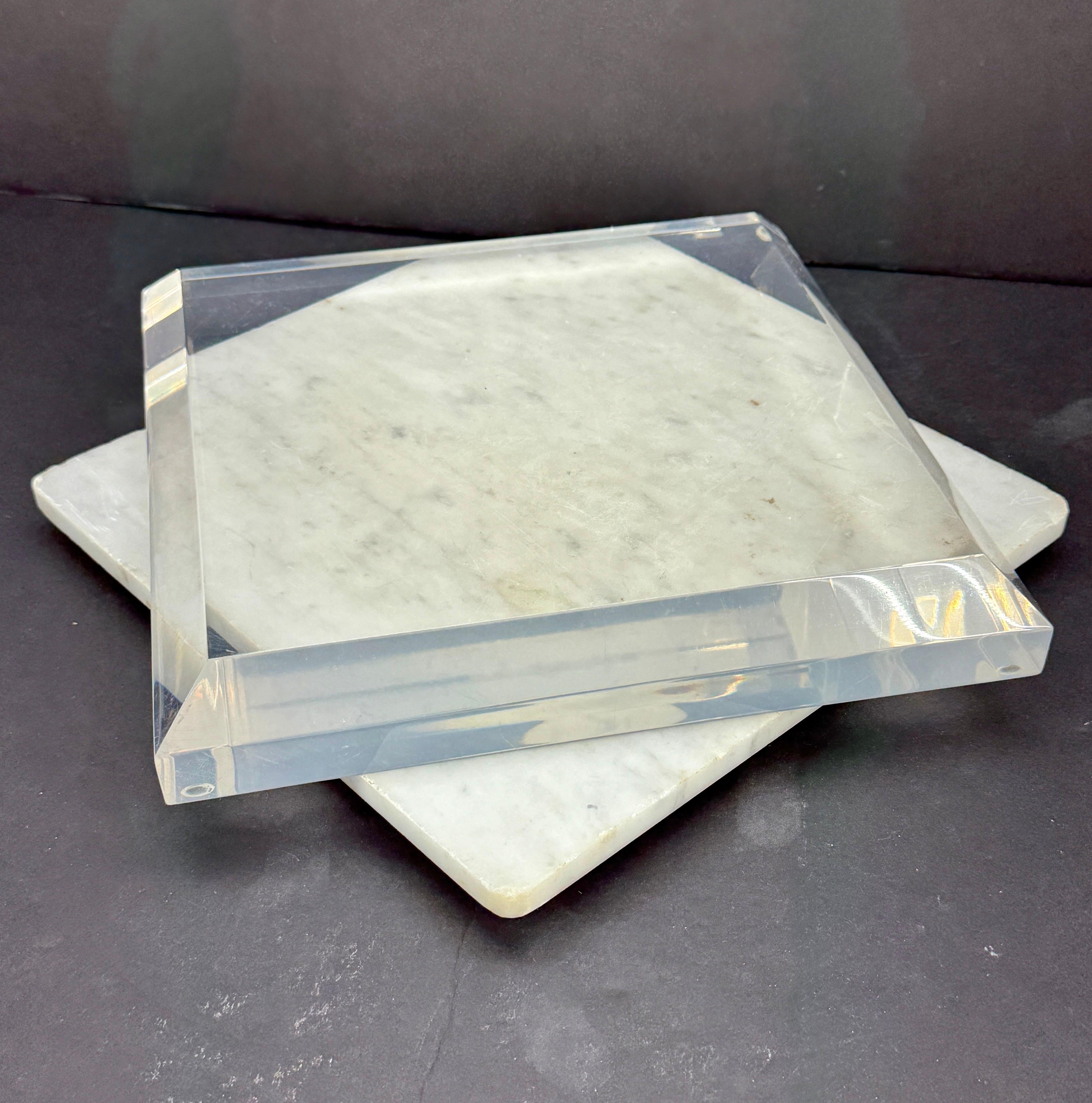 Lucite Piedistallo in marmo, ottone e lucite spessa di metà secolo in vendita