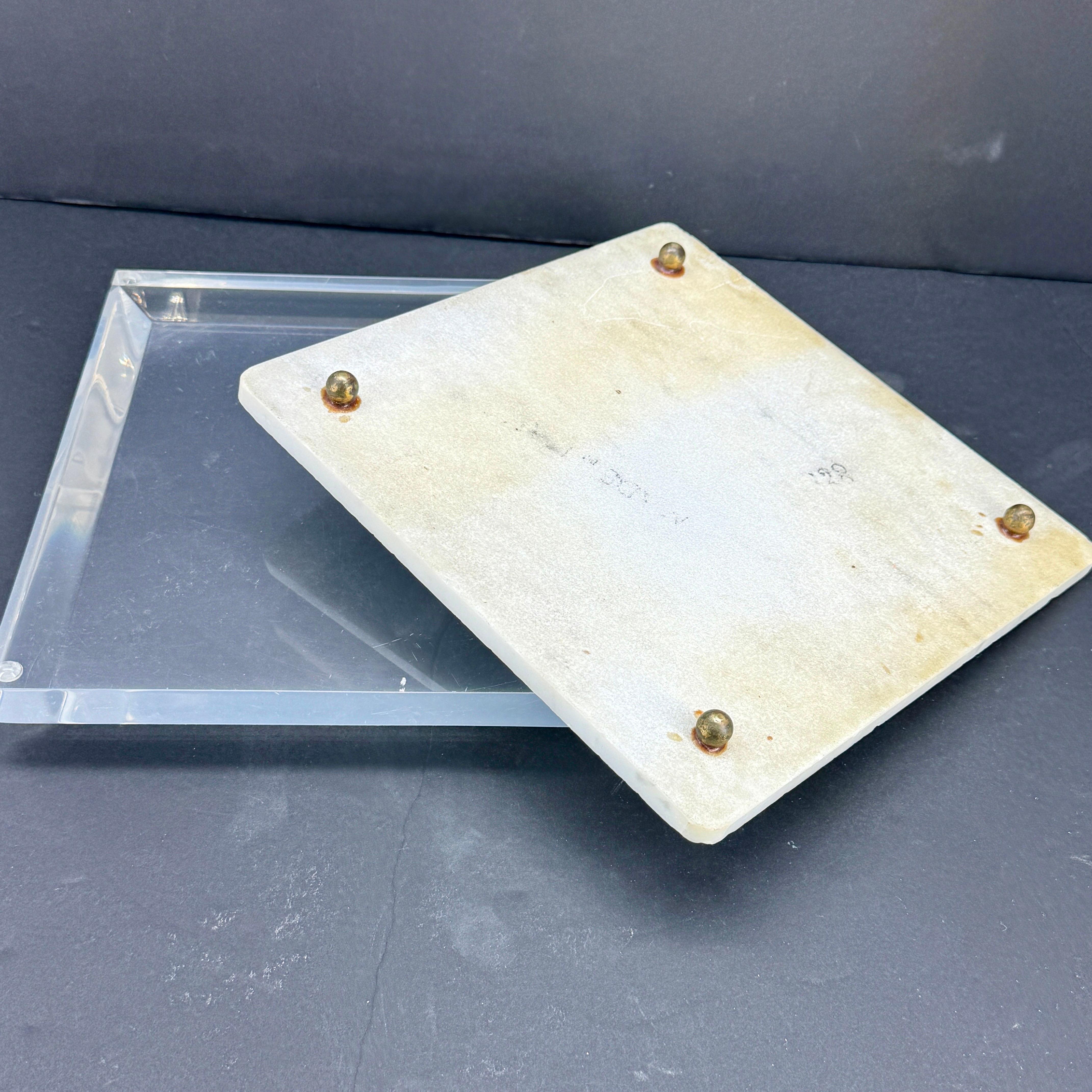 Piedistallo in marmo, ottone e lucite spessa di metà secolo in vendita 1