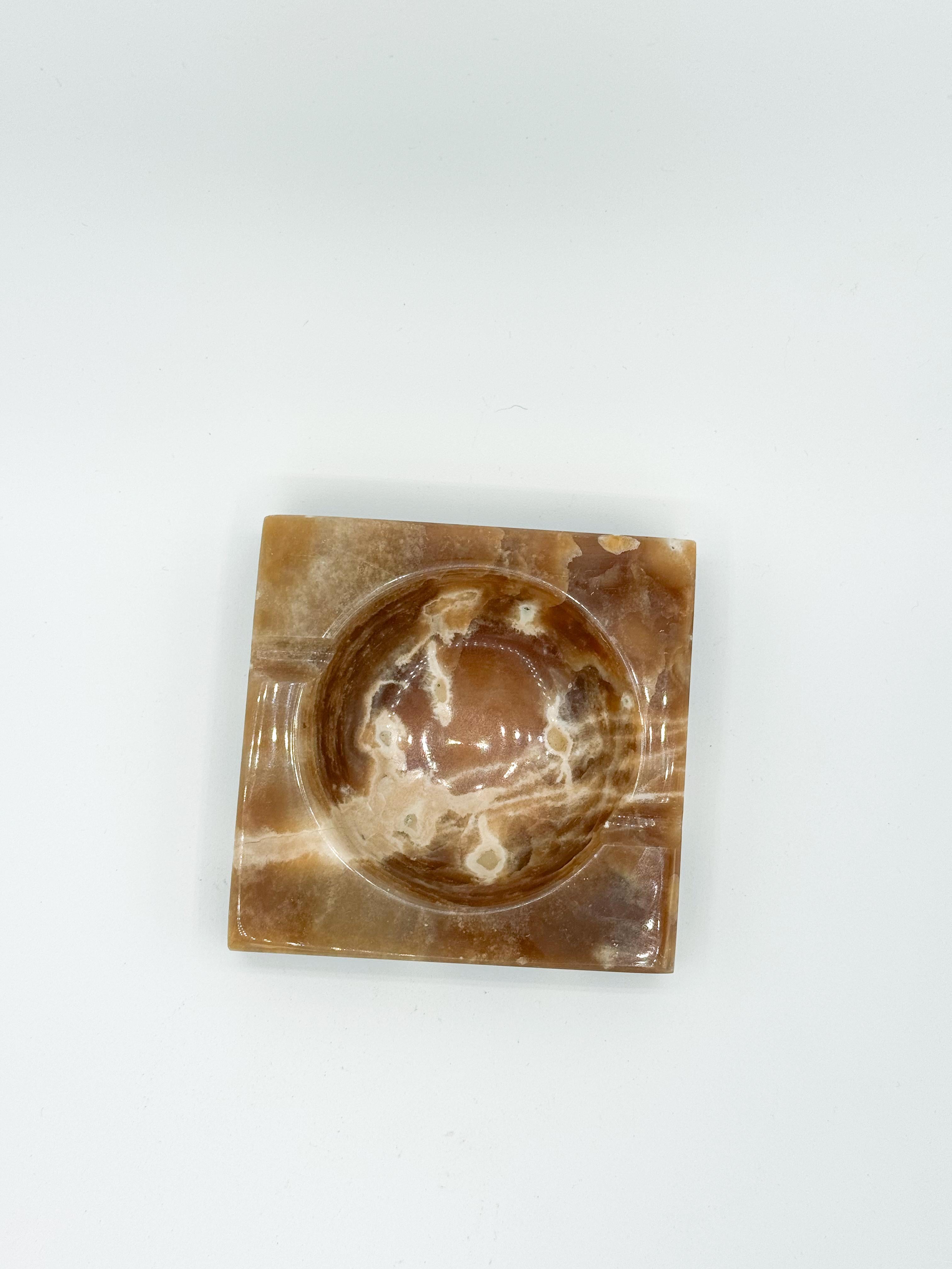 This vintage ashtray from the 1970s features a stunning blend of brown, cream, and white marble. Its square design and smooth, polished surface embody a refined postmodern style, making it a striking decor piece for any setting.

In great condition