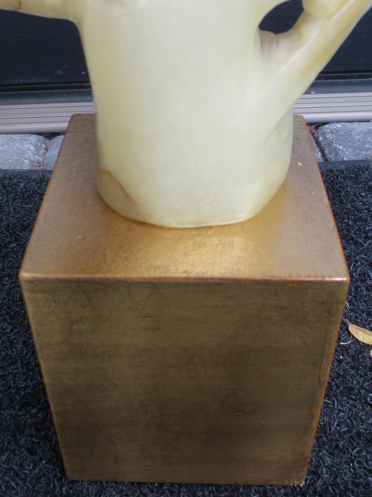 Midcentury Marble Cockatoo on Giltwood Base In Good Condition For Sale In Atlanta, GA