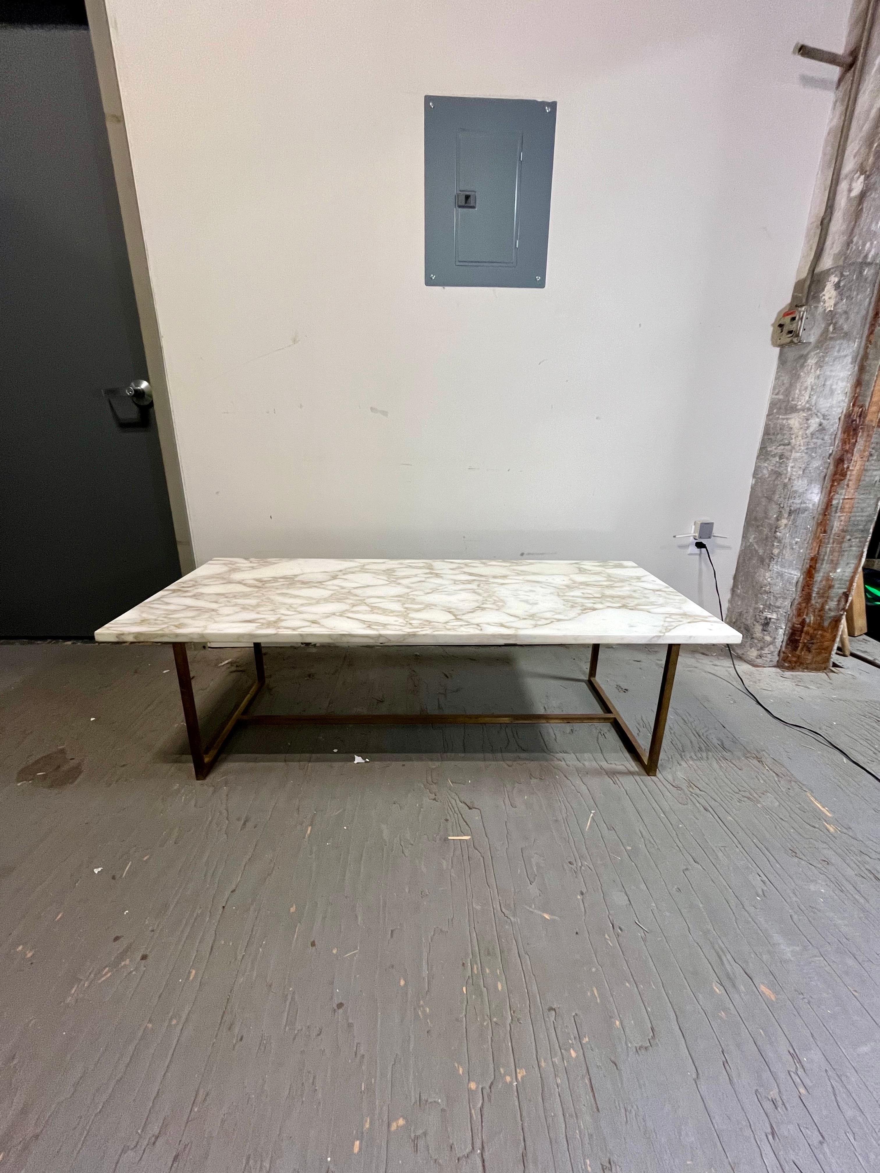 Superbe table à café/cocktail moderniste en marbre et laiton. Une belle simplicité classique avec un grand veinage et un laiton patiné. Une grande proportion de la taille.
En bordure de route vers NYC/Philly $450