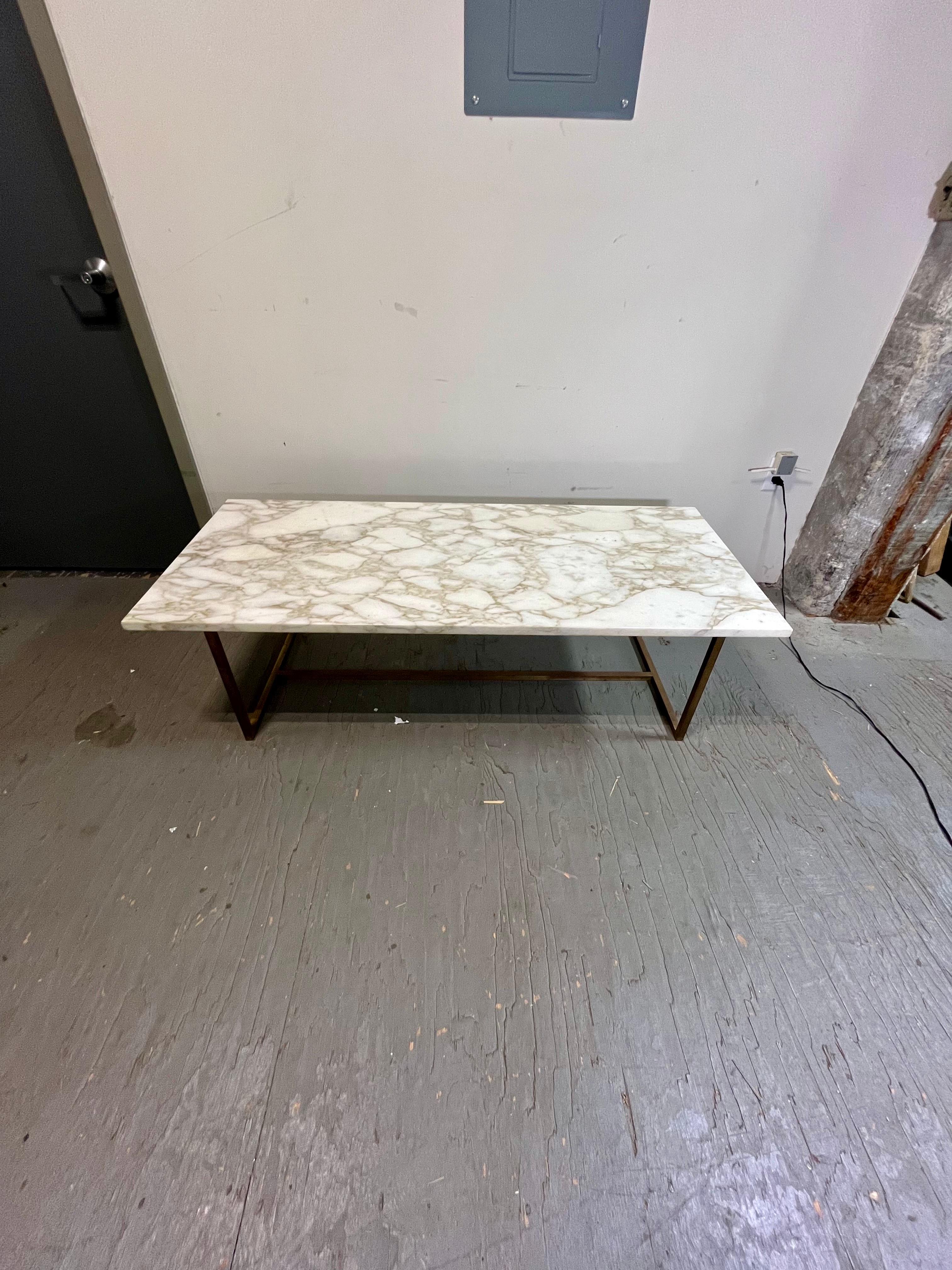 Mid-Century Modern Table basse en marbre du milieu du siècle en vente