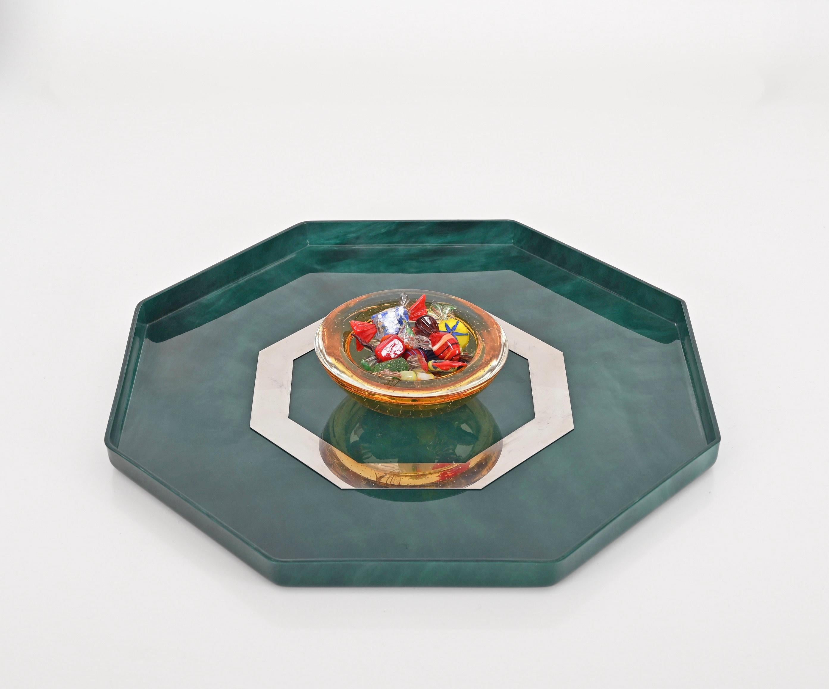 Wonderful midcentury octagonal serving tray in a stunning marble effect green lucite and chrome. This beautiful centerpiece was made in Italy in the 1980s in the style of Willy Rizzo.

The contrast between the emerald green lucite and the chromed