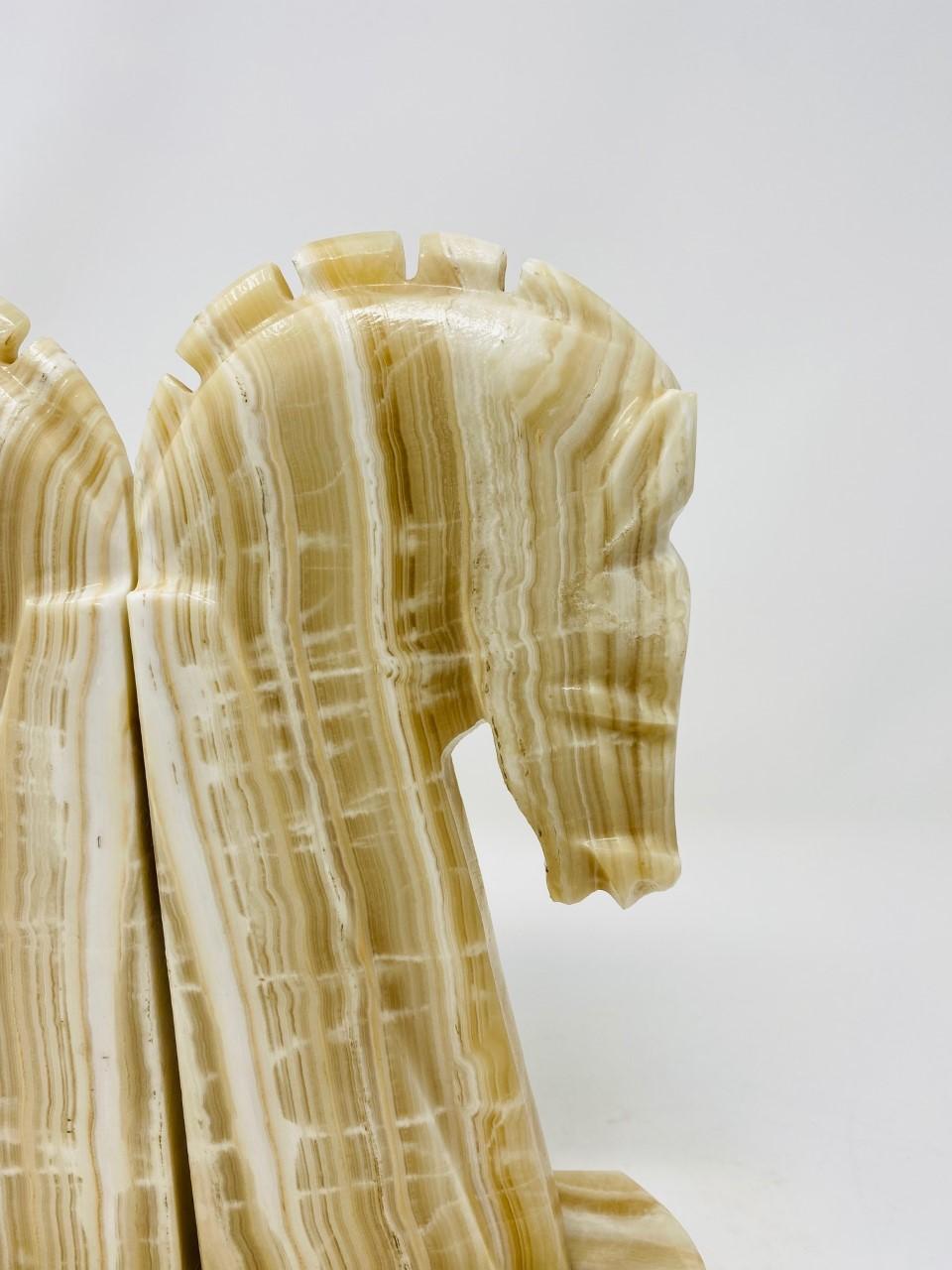 Marbre Serre-livres en marbre du milieu du siècle dernier à profil de cheval étrusque en vente