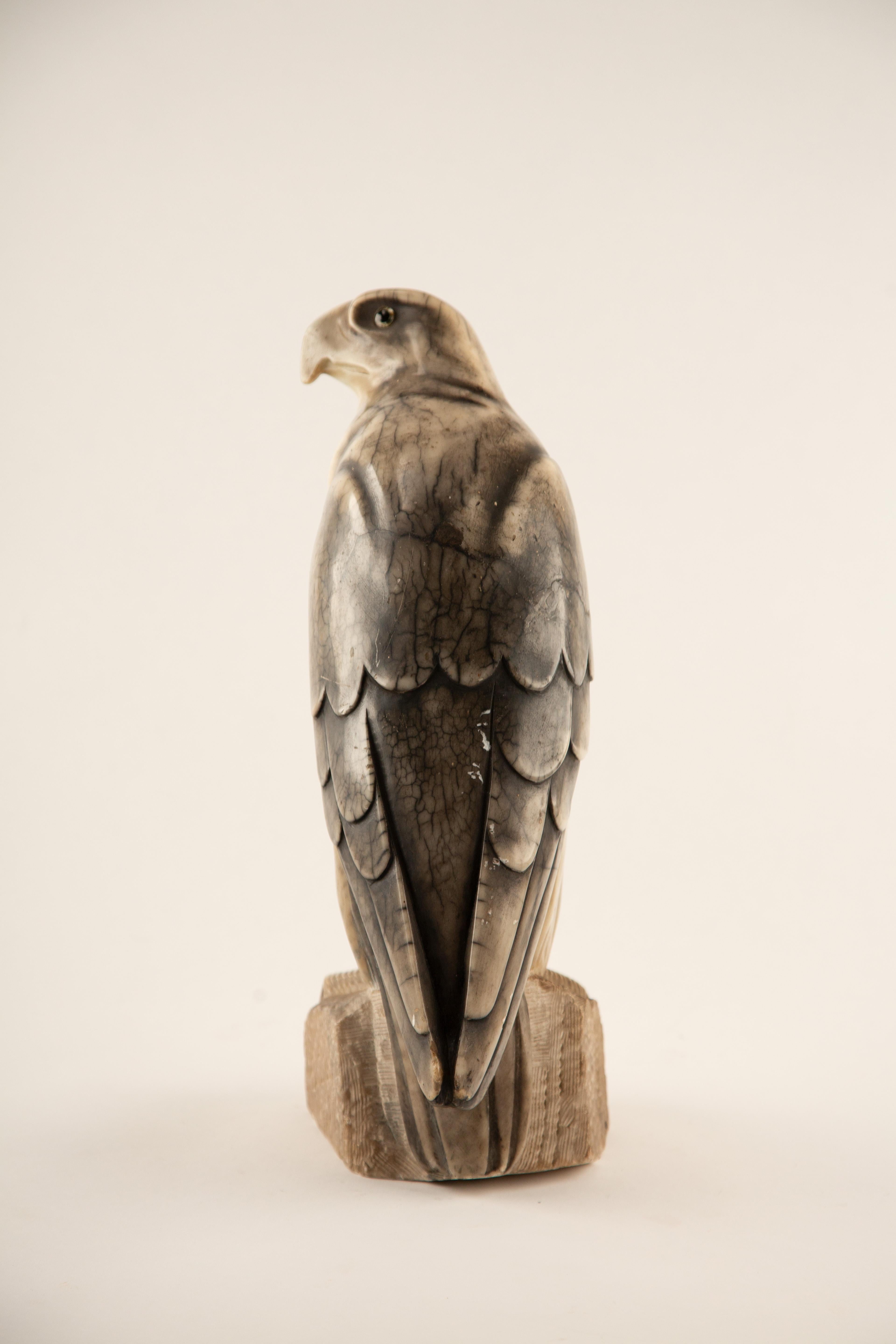 20ième siècle Falcon en marbre de France du milieu du siècle. en vente