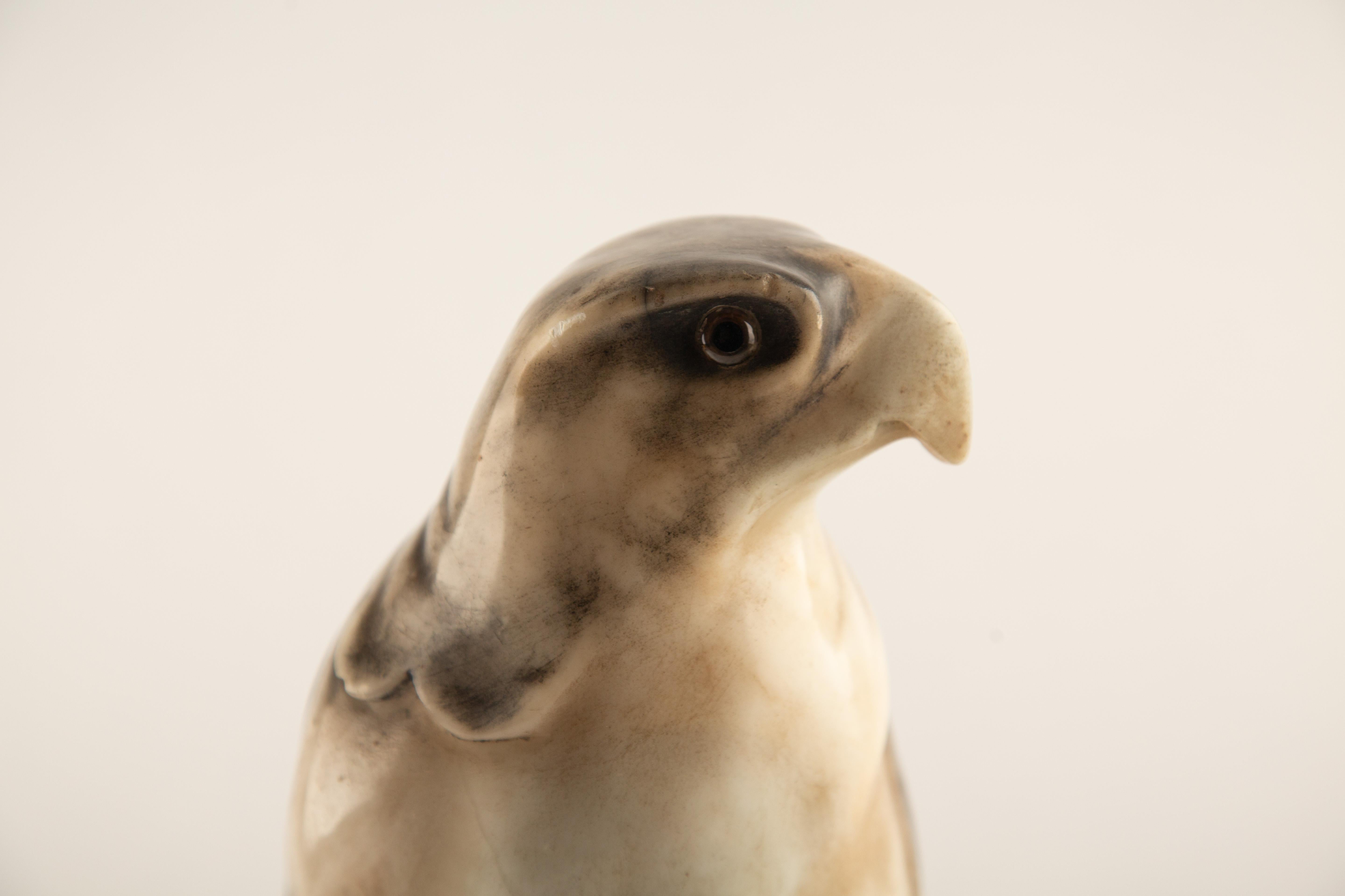 Falcon en marbre de France du milieu du siècle. en vente 1