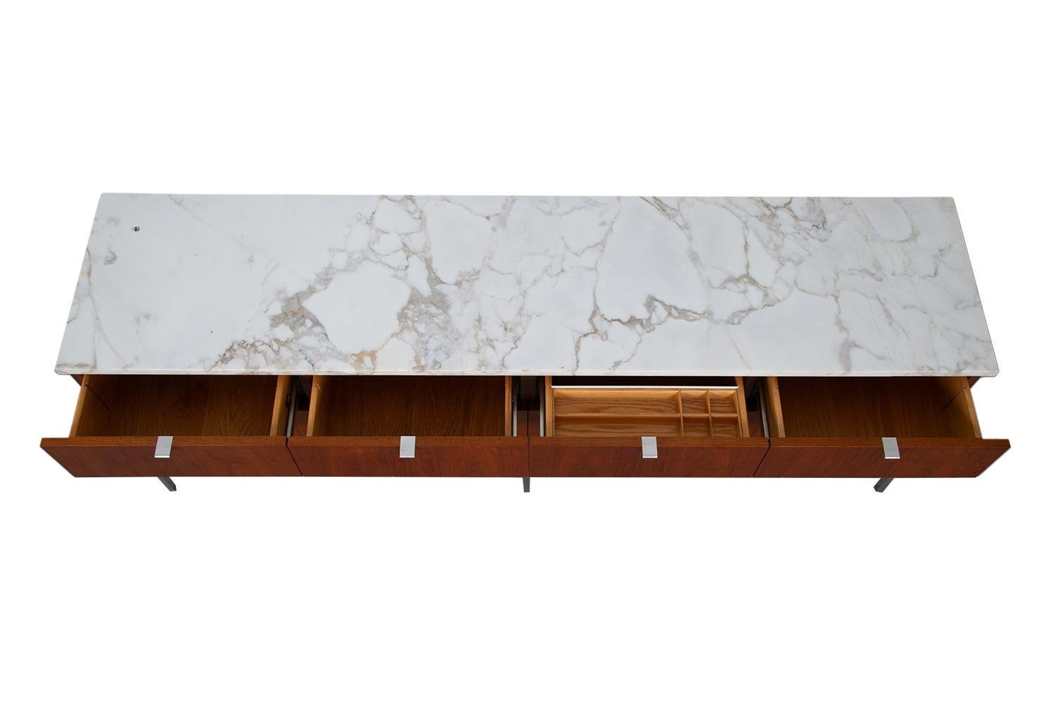 Notablemente icónico mueble archivador con tapa de mármol de mediados de siglo, de Florence Knoll, para Knoll S.A., hacia la década de 1980. Un bello ejemplo de artesanía de mediados de siglo. Fabricado por expertos, con marco de nogal ricamente