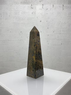 Obelisco de mármol de mediados de siglo