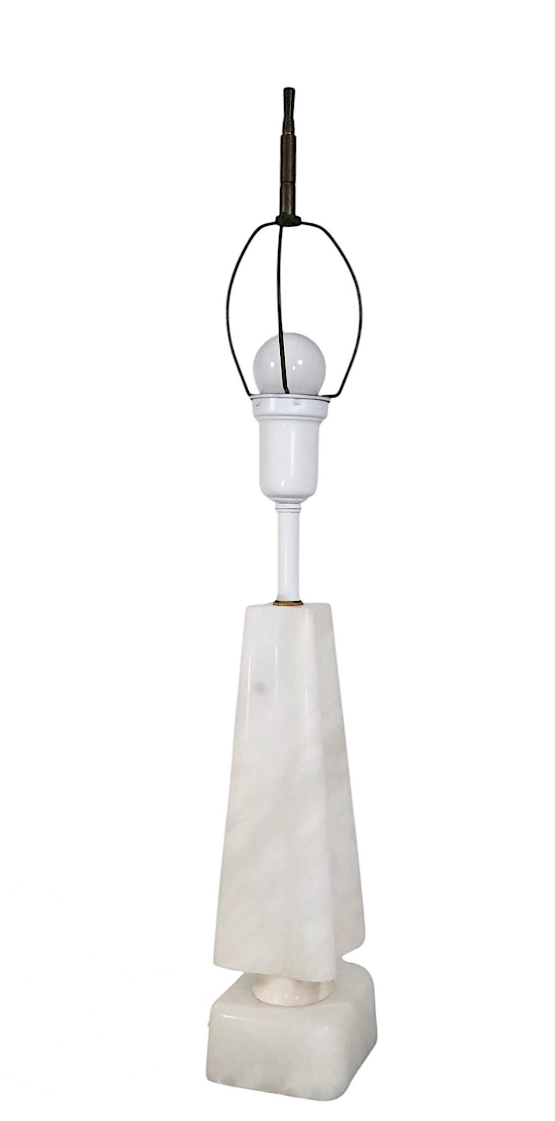 Lámpara de sobremesa de mármol de mediados de siglo con forma de obelisco cuatrifolio c 1950/60 en venta 4