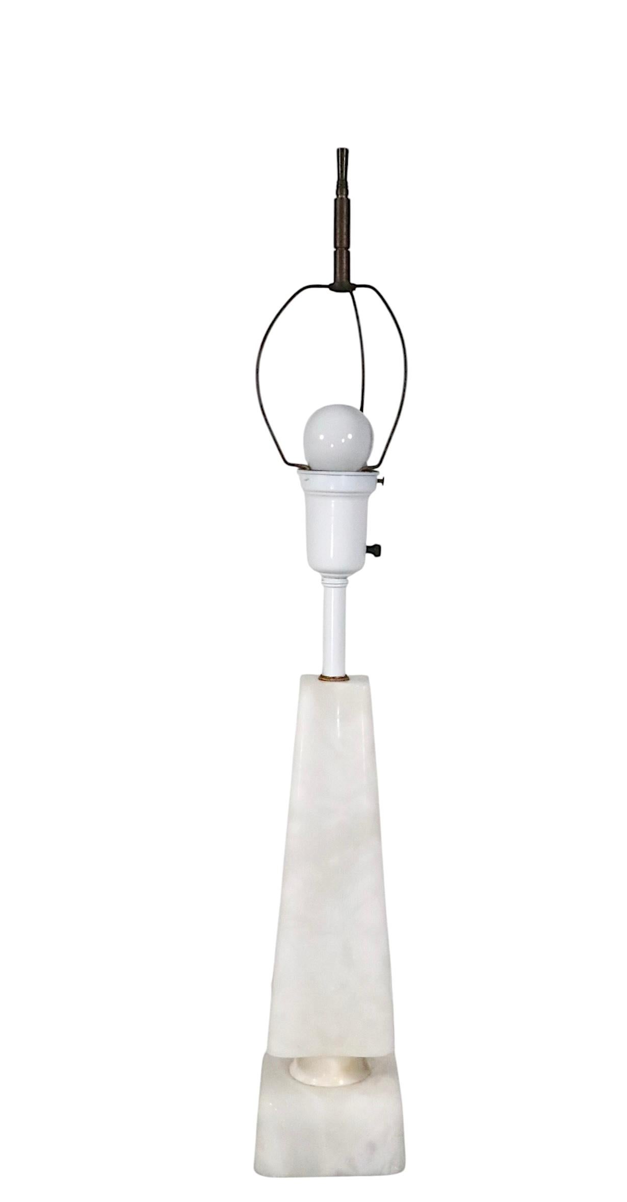 Lámpara de sobremesa de mármol de mediados de siglo con forma de obelisco cuatrifolio c 1950/60 en venta 6
