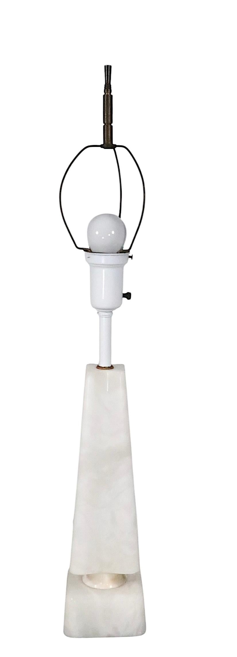 Lámpara de sobremesa de mármol de mediados de siglo con forma de obelisco cuatrifolio c 1950/60 en venta 7