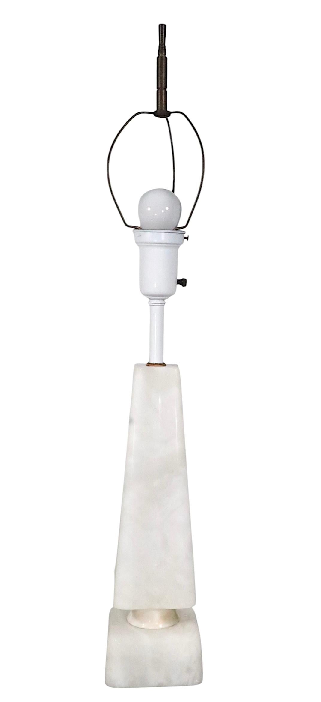 Lámpara de sobremesa de mármol de mediados de siglo con forma de obelisco cuatrifolio c 1950/60 en venta 8