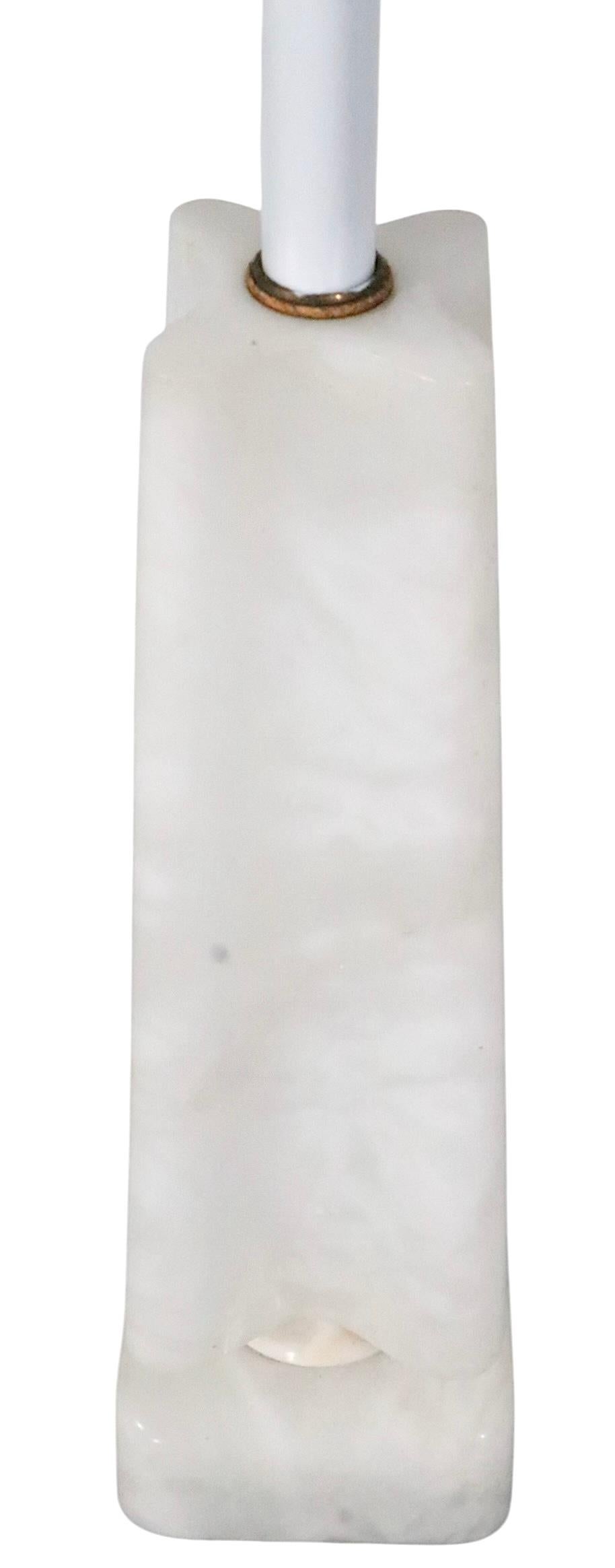 Lámpara de sobremesa de mármol de mediados de siglo con forma de obelisco cuatrifolio c 1950/60 en venta 10