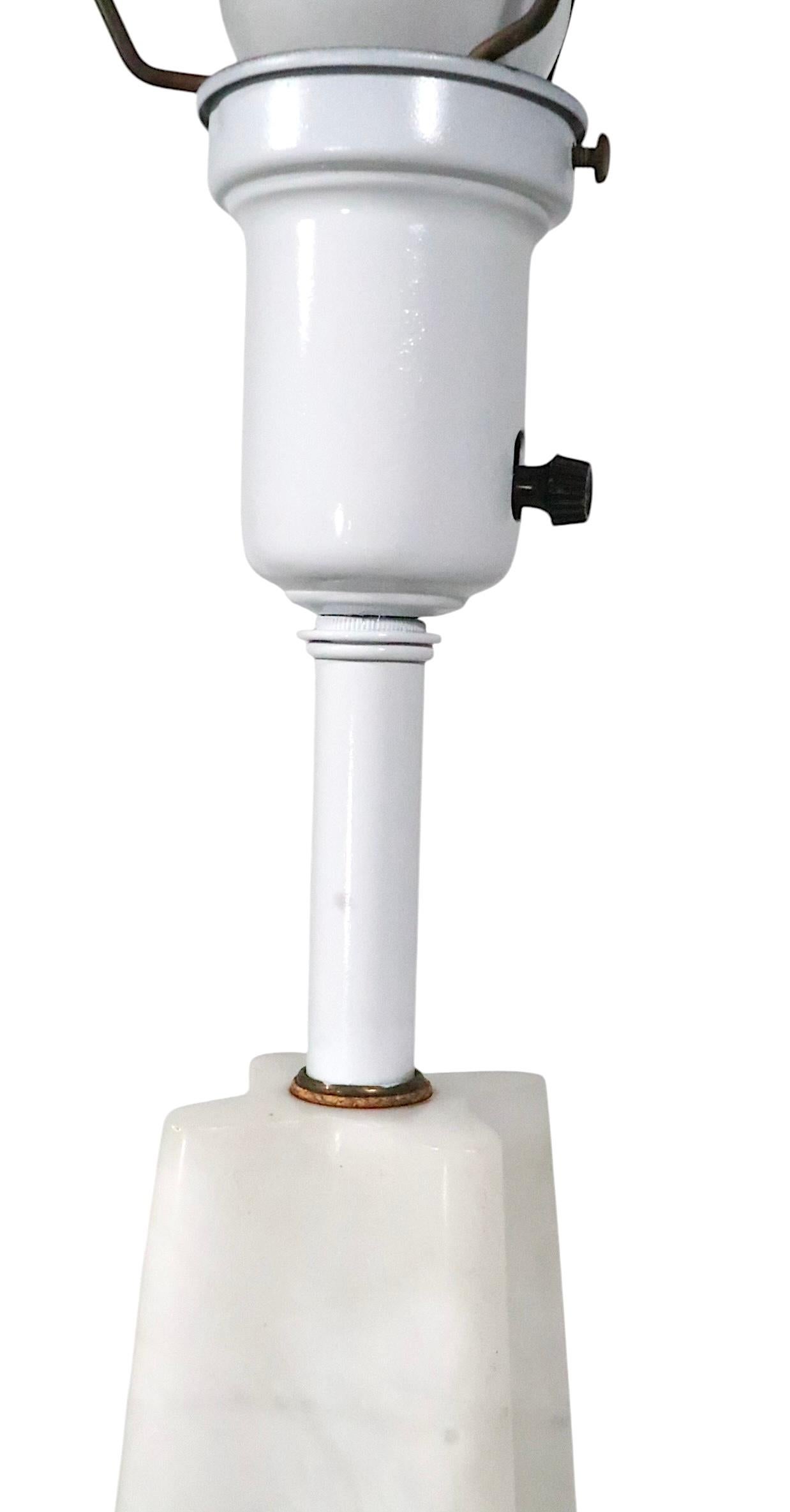 Lámpara de sobremesa de mármol de mediados de siglo con forma de obelisco cuatrifolio c 1950/60 en venta 11
