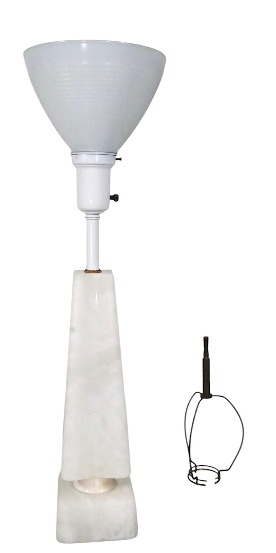 Lámpara de sobremesa de mármol de mediados de siglo con forma de obelisco cuatrifolio c 1950/60 en venta 12