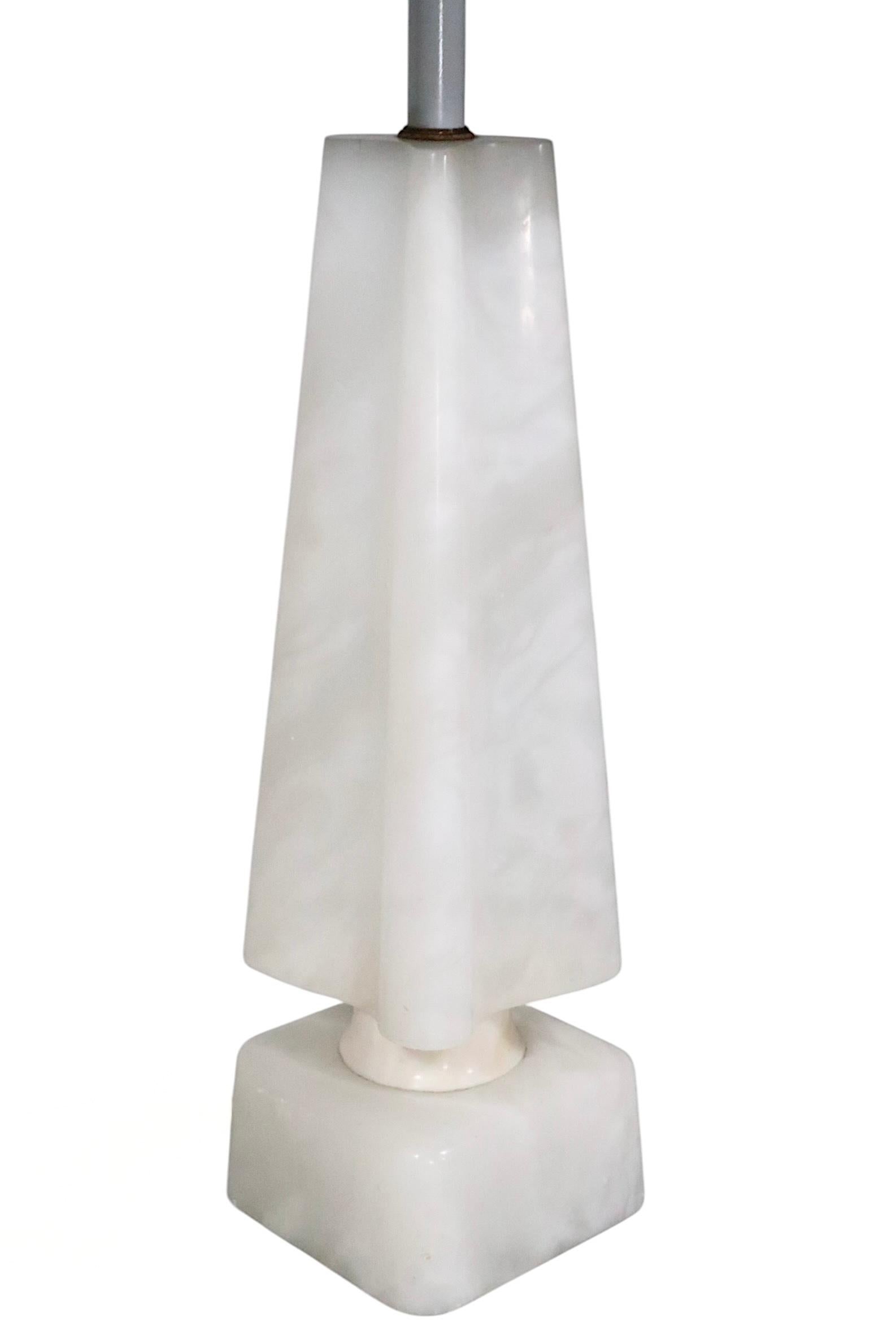 Lámpara de sobremesa de mármol de mediados de siglo con forma de obelisco cuatrifolio c 1950/60 Regencia de Hollywood en venta