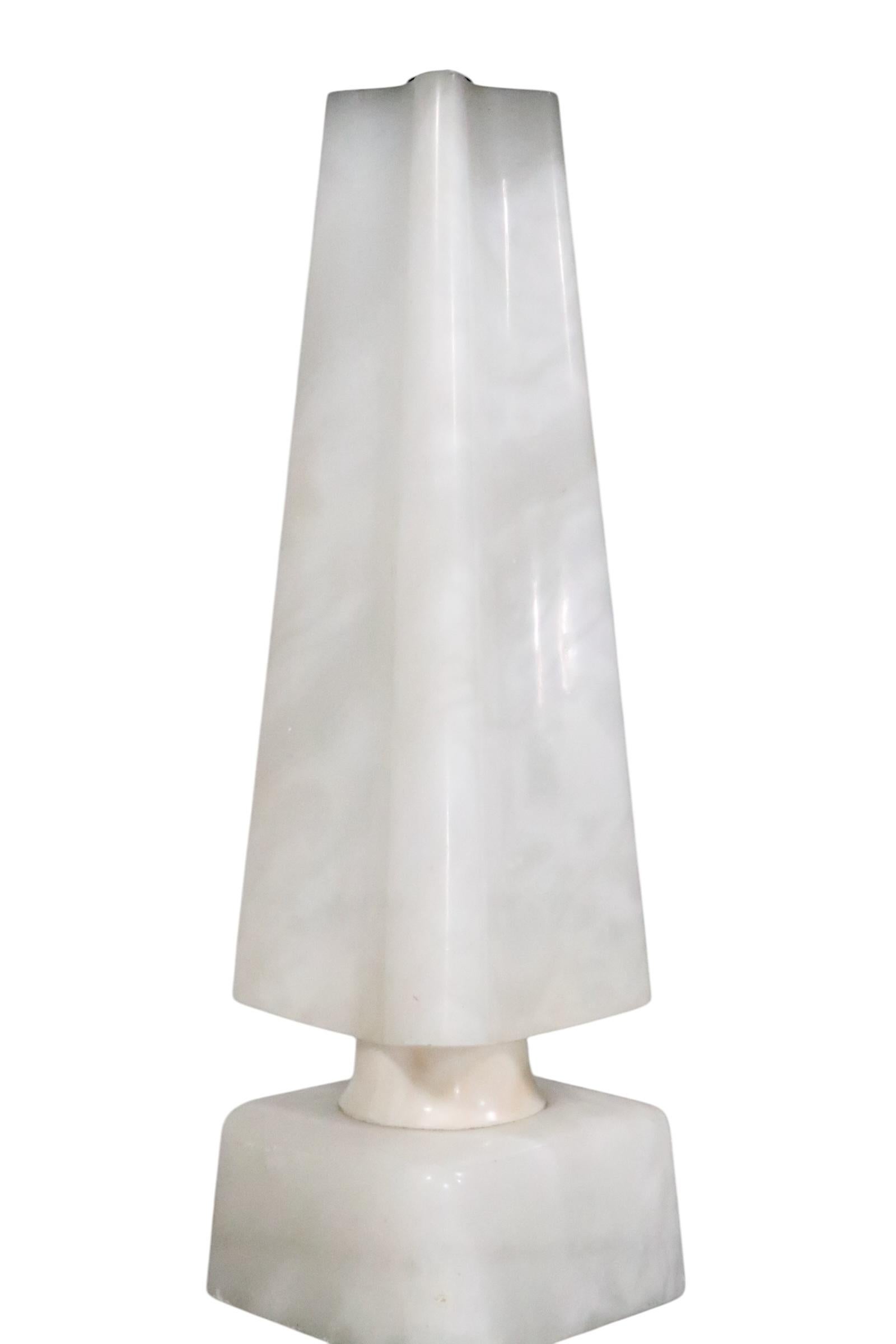 Lámpara de sobremesa de mármol de mediados de siglo con forma de obelisco cuatrifolio c 1950/60 Estadounidense en venta