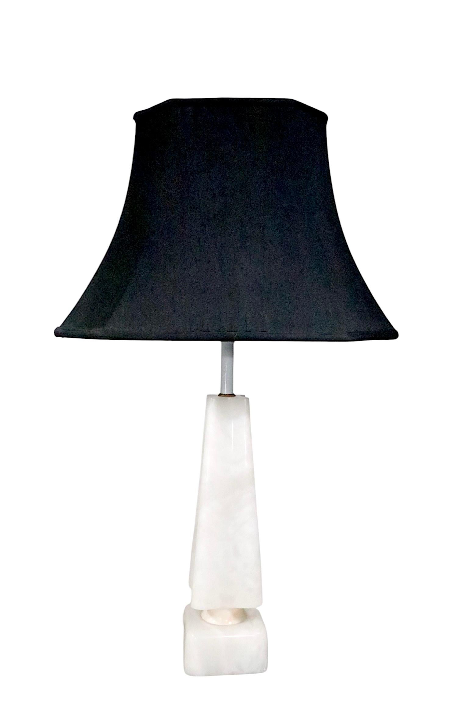 Lámpara de sobremesa de mármol de mediados de siglo con forma de obelisco cuatrifolio c 1950/60 en Bueno estado para la venta en New York, NY