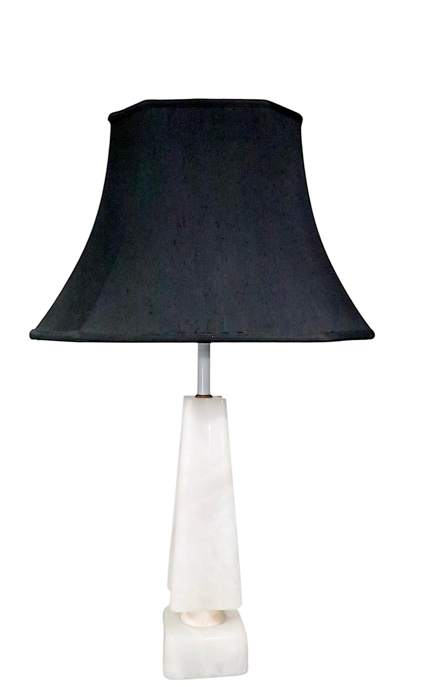 Lámpara de sobremesa de mármol de mediados de siglo con forma de obelisco cuatrifolio c 1950/60 siglo XX en venta