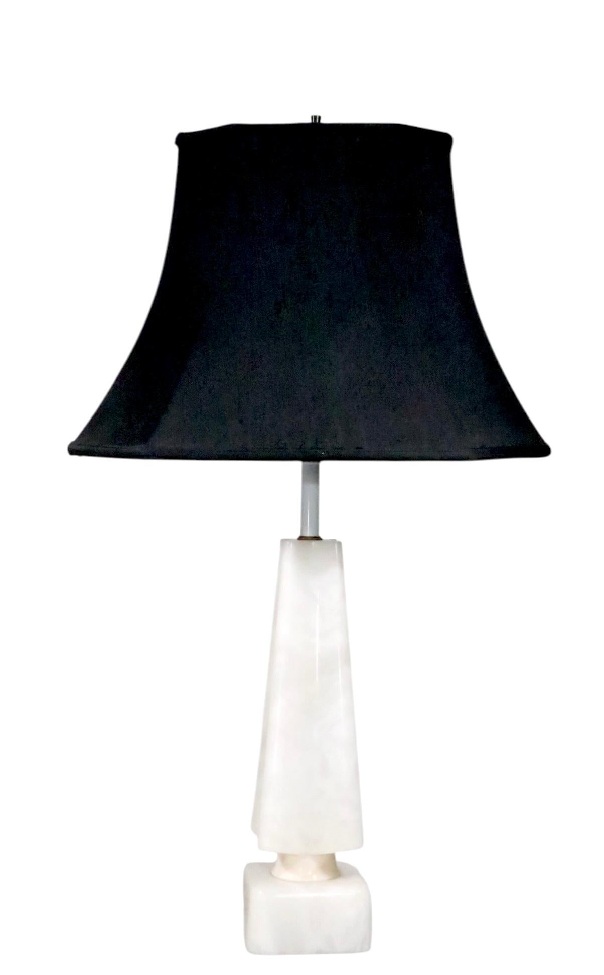 Lámpara de sobremesa de mármol de mediados de siglo con forma de obelisco cuatrifolio c 1950/60 Mármol en venta