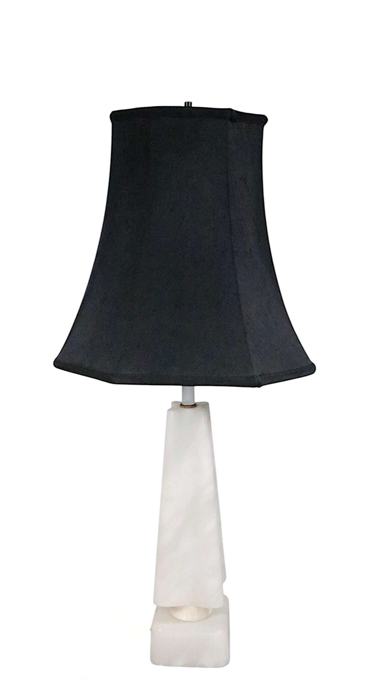 Lámpara de sobremesa de mármol de mediados de siglo con forma de obelisco cuatrifolio c 1950/60 en venta 1