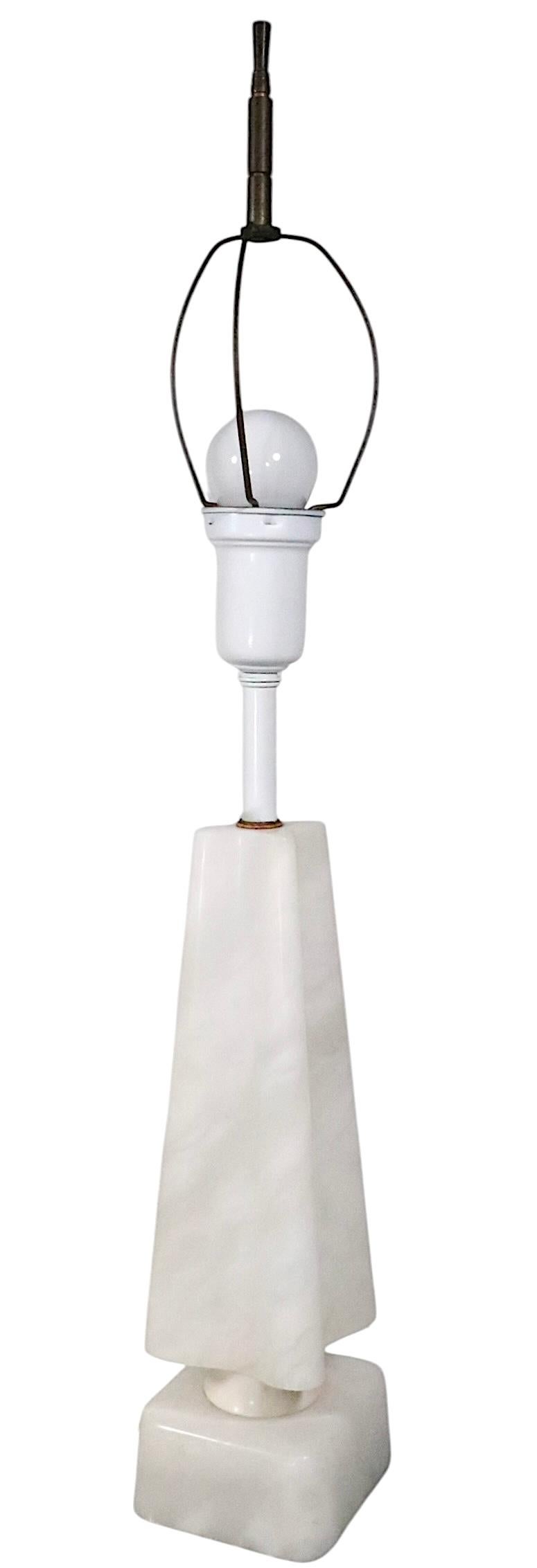 Lámpara de sobremesa de mármol de mediados de siglo con forma de obelisco cuatrifolio c 1950/60 en venta 2